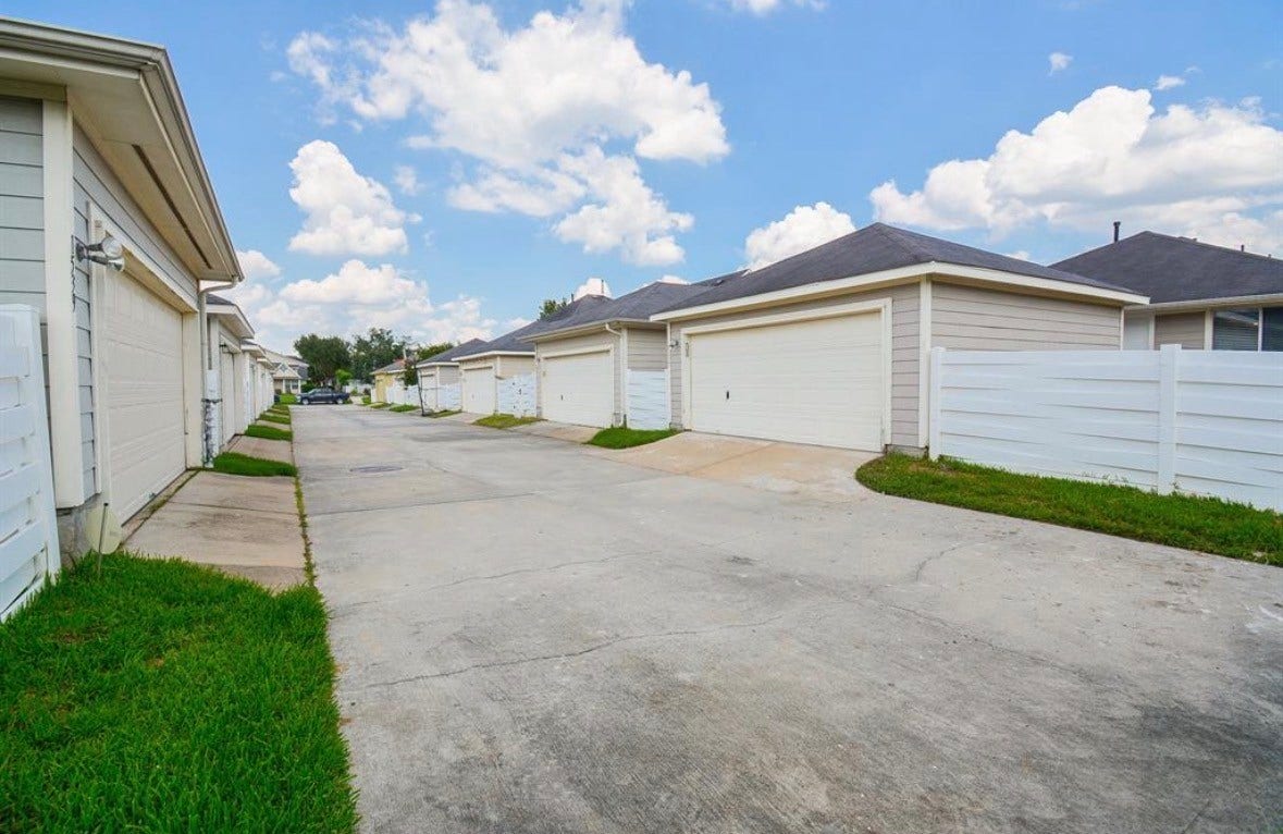 1537 Nichole Woods Drive, Houston, TX 77047 Shared Driveway
