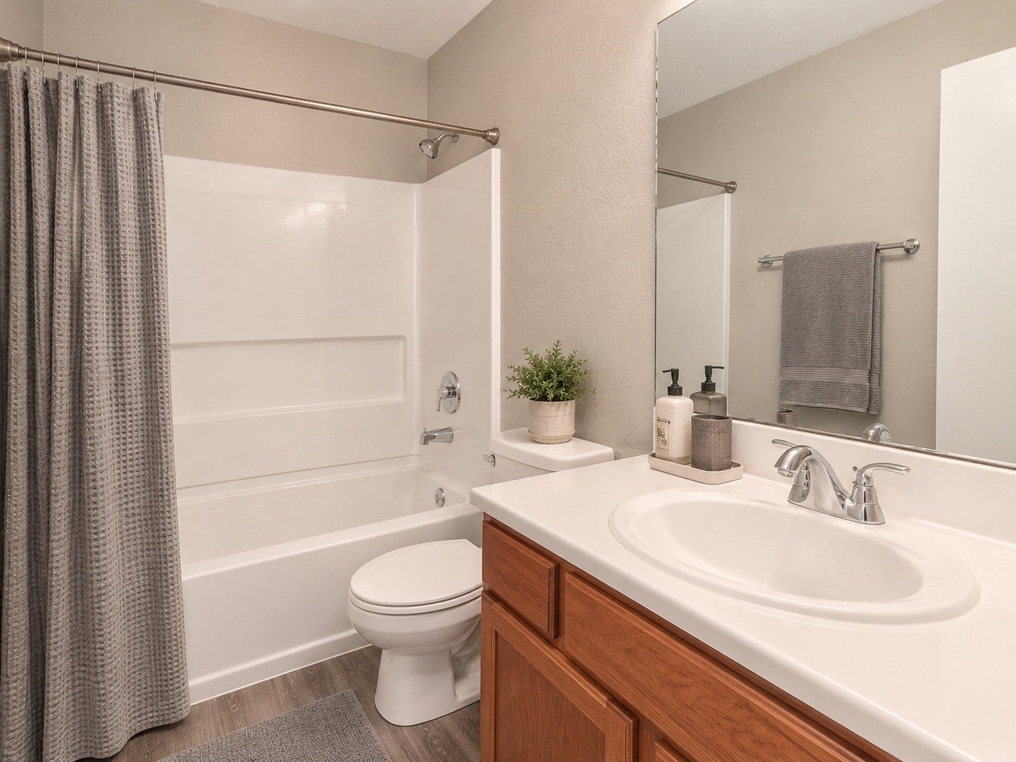 1537 Nichole Woods Drive, Houston, TX 77047 Master Bathroom