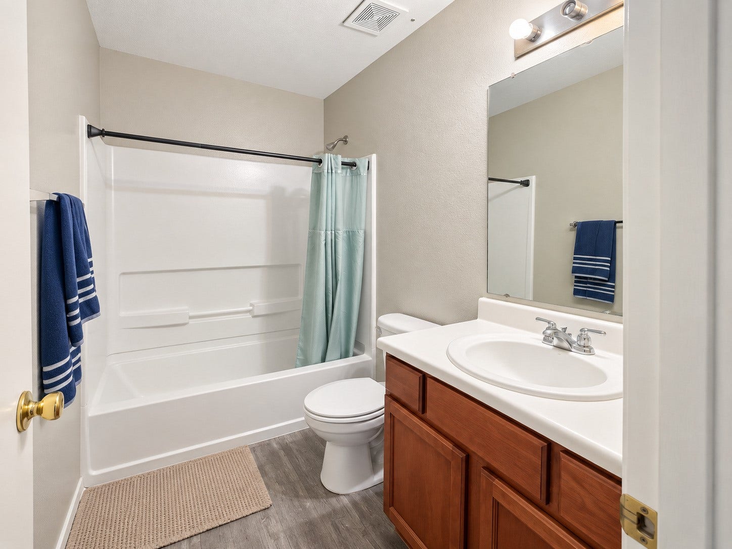 1537 Nichole Woods Drive, Houston, TX 77047 Second Bathroom