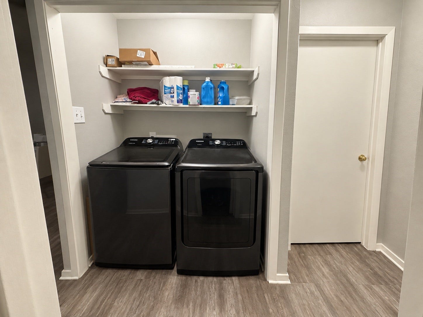 1537 Nichole Woods Drive, Houston, TX 77047 Laundry
