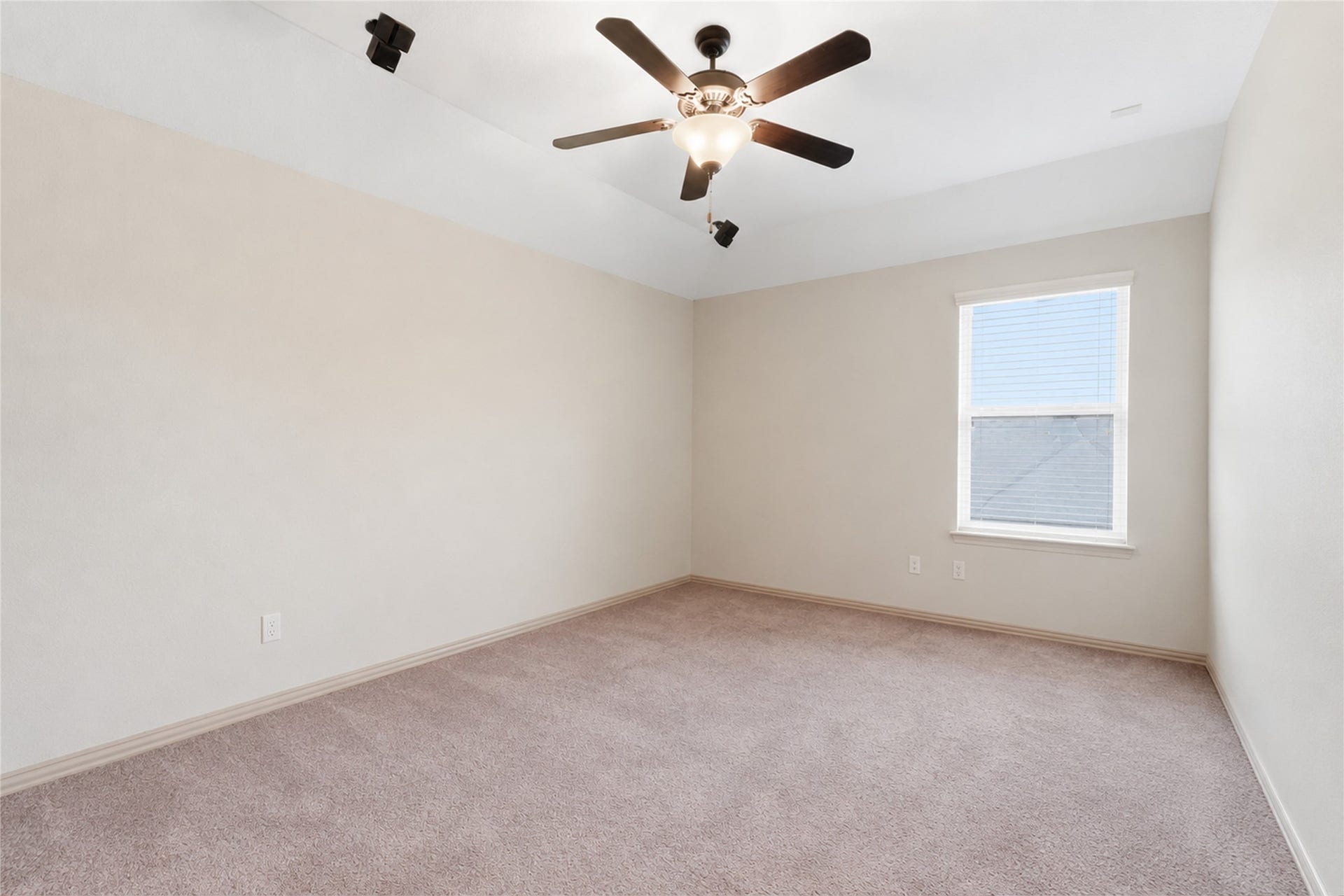 17207 Rainier Creek Drive, Humble, TX 77346 Secondary Bedroom/Flex Room - Upstairs