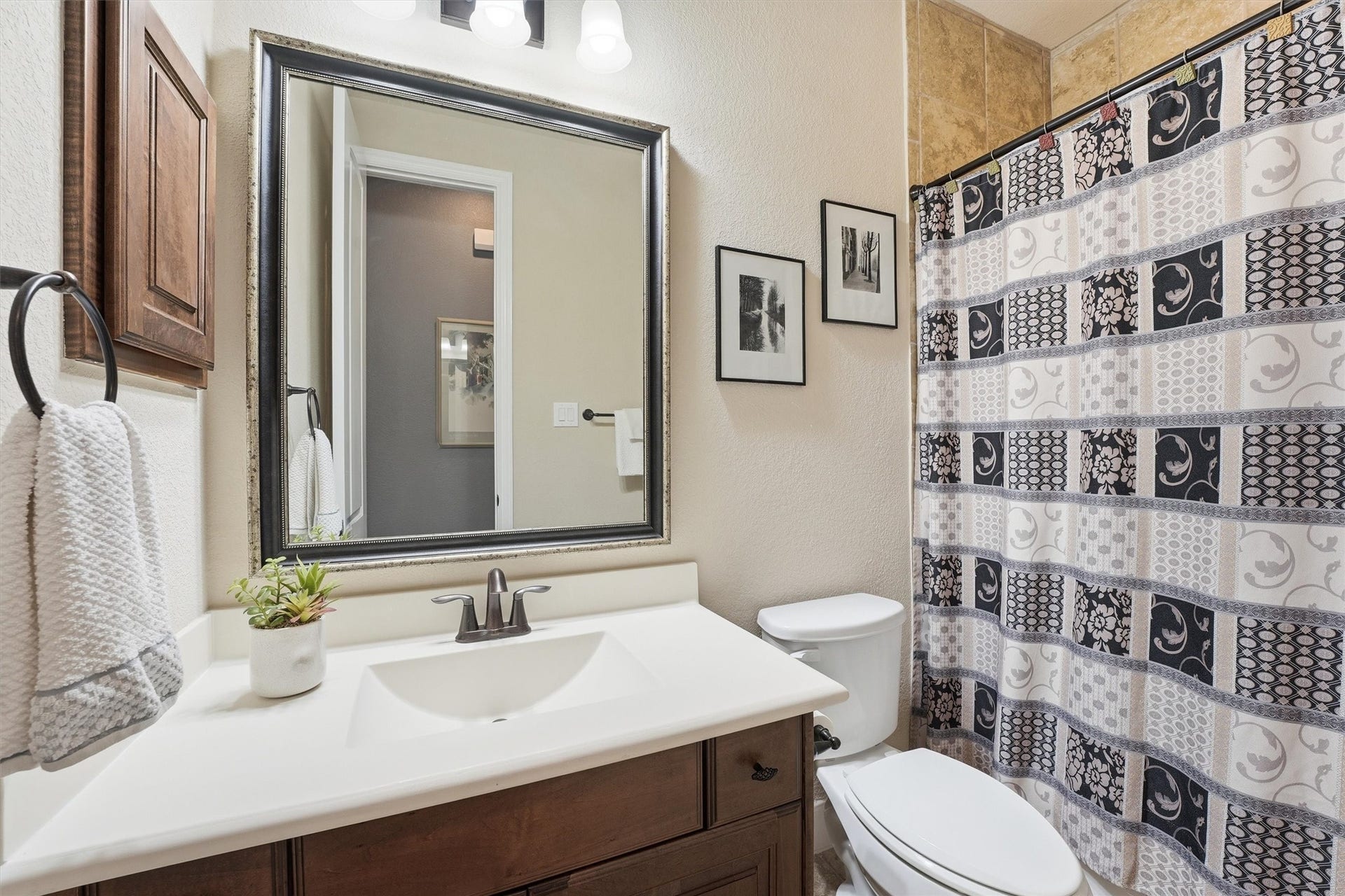 17207 Rainier Creek Drive, Humble, TX 77346 Secondary Full bath - downstairs