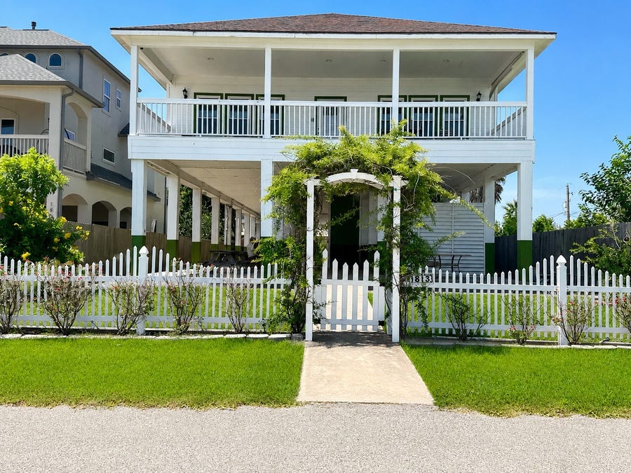 Property photo for 1813 Avenue A, Dickinson, TX