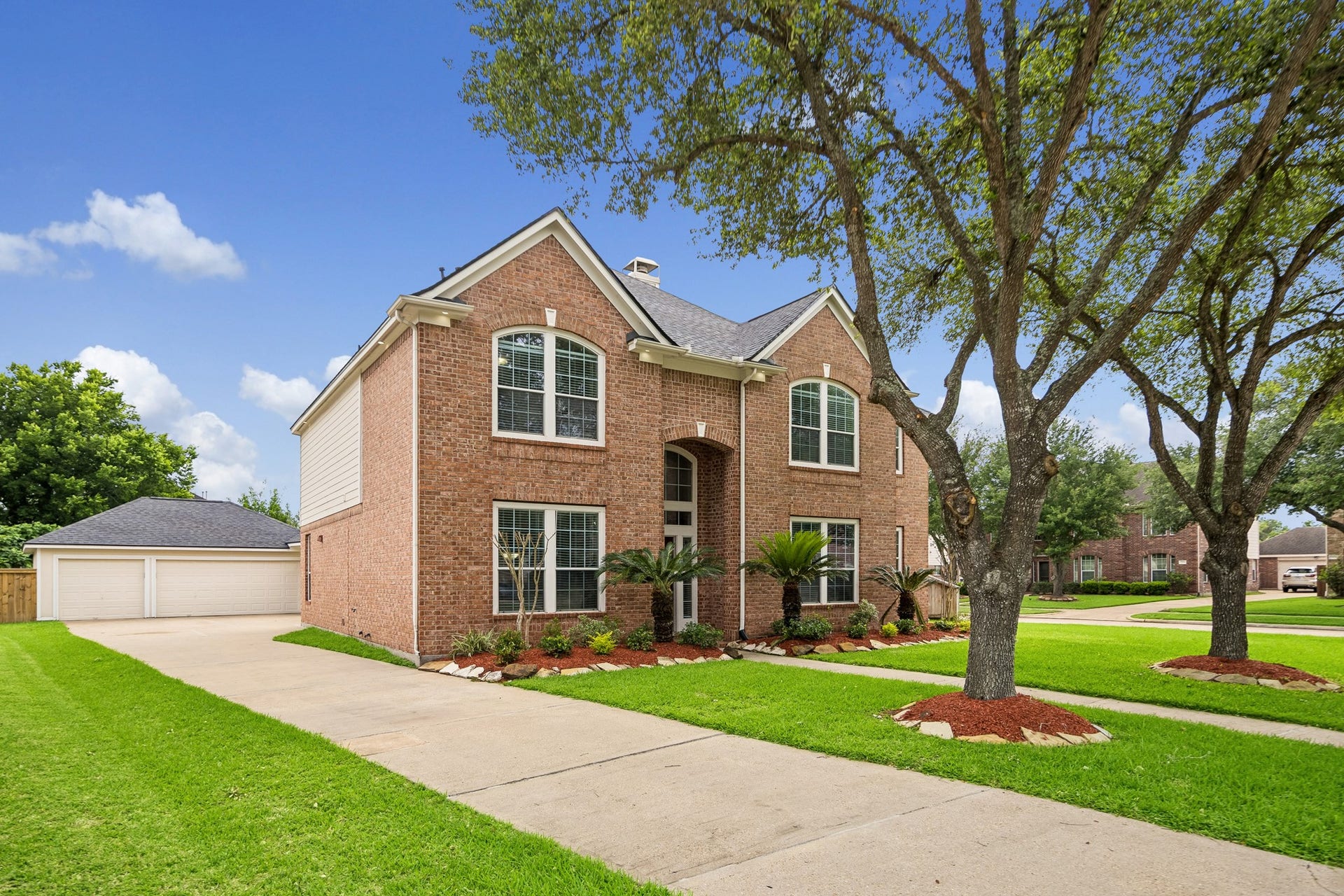 5002 Hearth Hollow Lane, Sugar Land, TX 77479 Welcome to 5002 Hearth Hollow Ln, literally walking distance to Memorial Hermann Sugar Land Hospital. This residence sits on a large corner lot with 3 car garage.