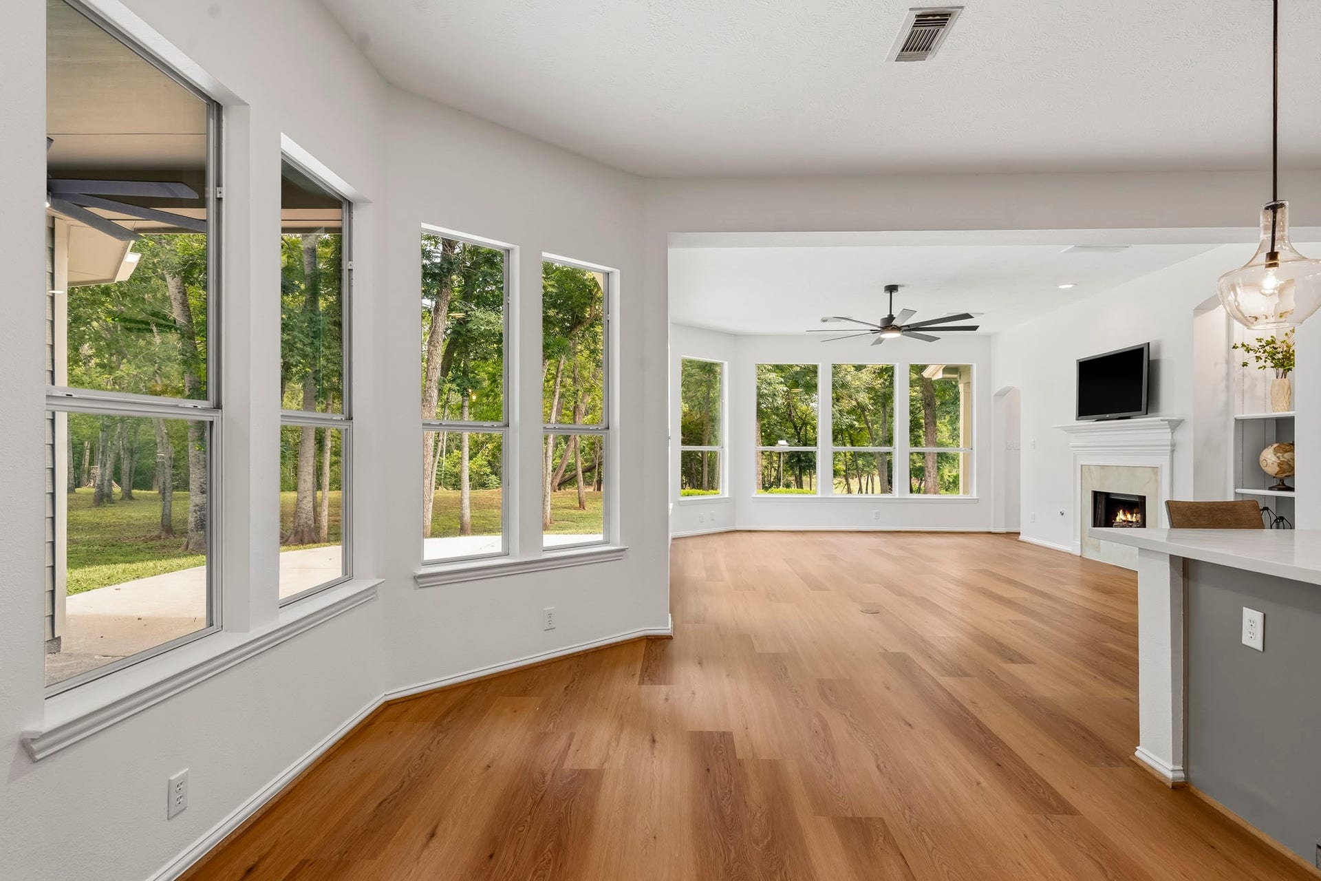 5202 Bessies Creek Trace, Fulshear, TX 77441 Situated directly off the Kitchen, the Breakfast Room offers a bright and inviting setting for everyday dining. A wall of windows frames views of the covered Back Patio and tranquil wooded backdrop, filling the space with an abundance of natural light.