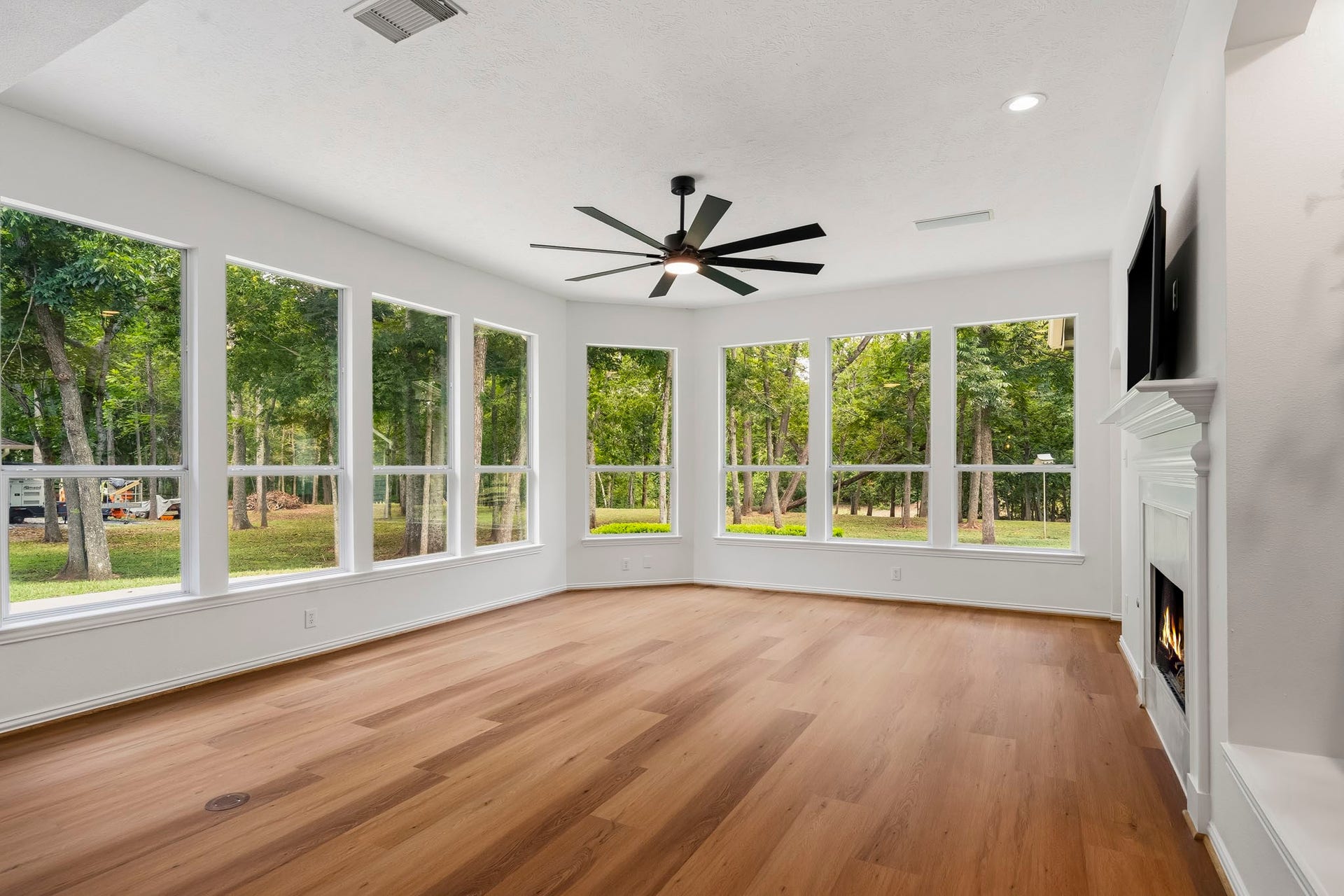 5202 Bessies Creek Trace, Fulshear, TX 77441 The expansive Family Room is bathed in natural light, with eight oversized windows showcasing panoramic views of the wooded Backyard and creating a seamless connection to the surrounding landscape. A new high-end, eight-blade ceiling fan adds both style and functionality, providing efficient air circulation to keep the sunlit Family Room cool, comfortable, and inviting year-round.