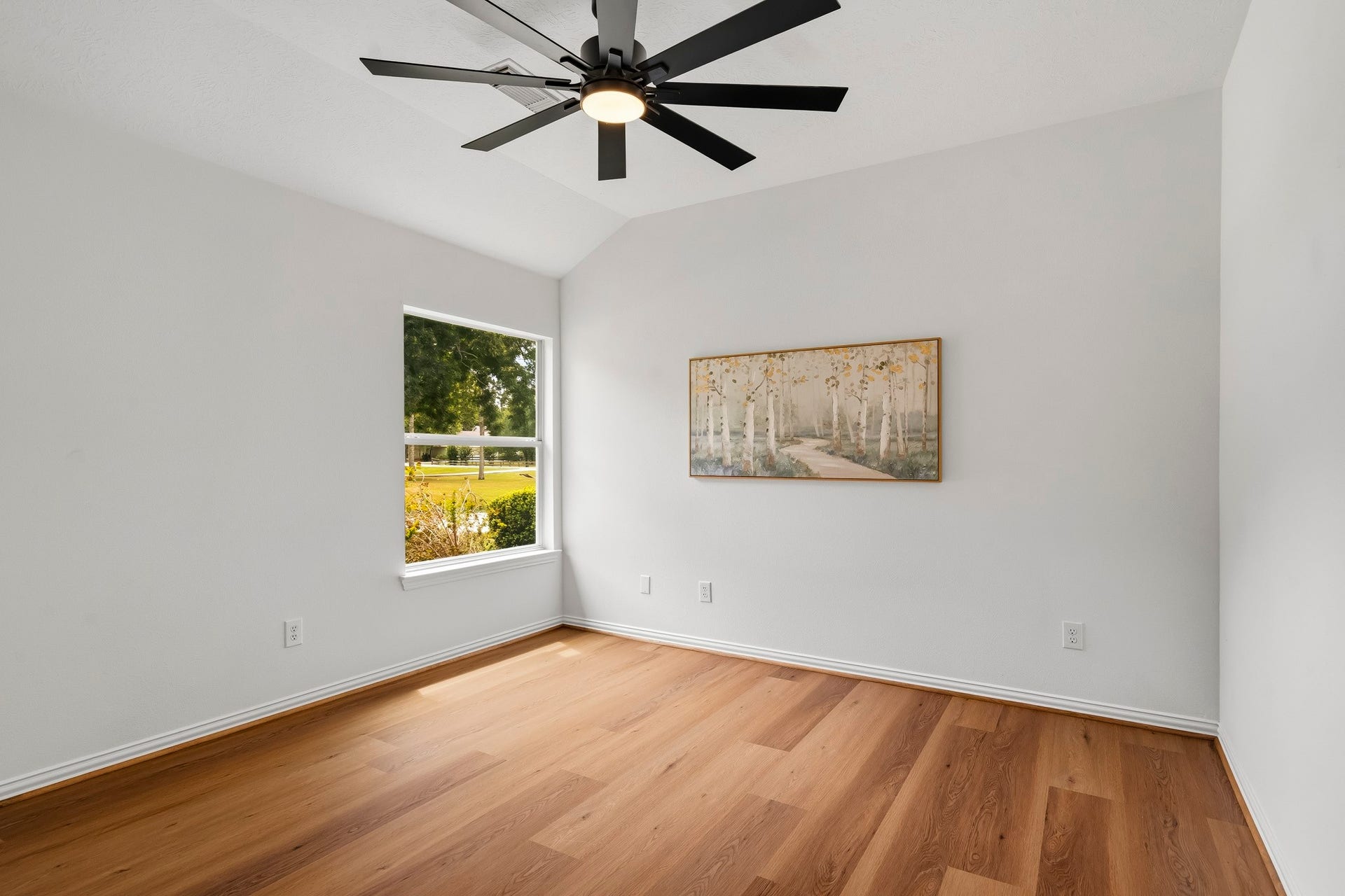 5202 Bessies Creek Trace, Fulshear, TX 77441 This Secondary Bedroom offers the same exceptional features, including warm LVP flooring, soaring ceilings, a walk-in closet, and abundant natural light. This one has access to a Full Bathroom next-door.