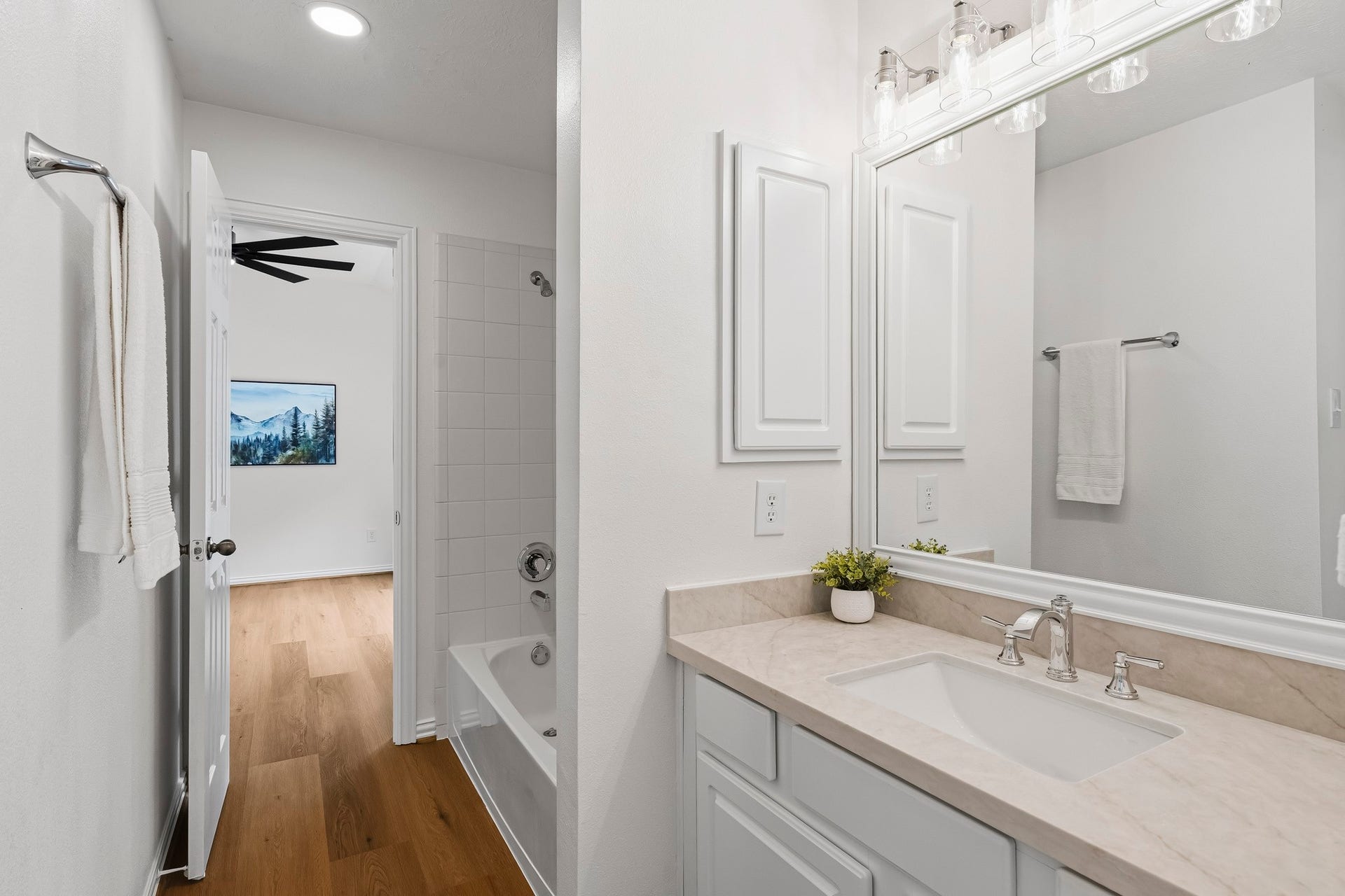 5202 Bessies Creek Trace, Fulshear, TX 77441 Both Secondary Bedrooms are served by this well-appointed Jack and Jill Bath, thoughtfully designed to combine style and functionality. The space features elegant quartz countertops, an undermount sink, a convenient medicine cabinet, and a versatile shower-tub combination.