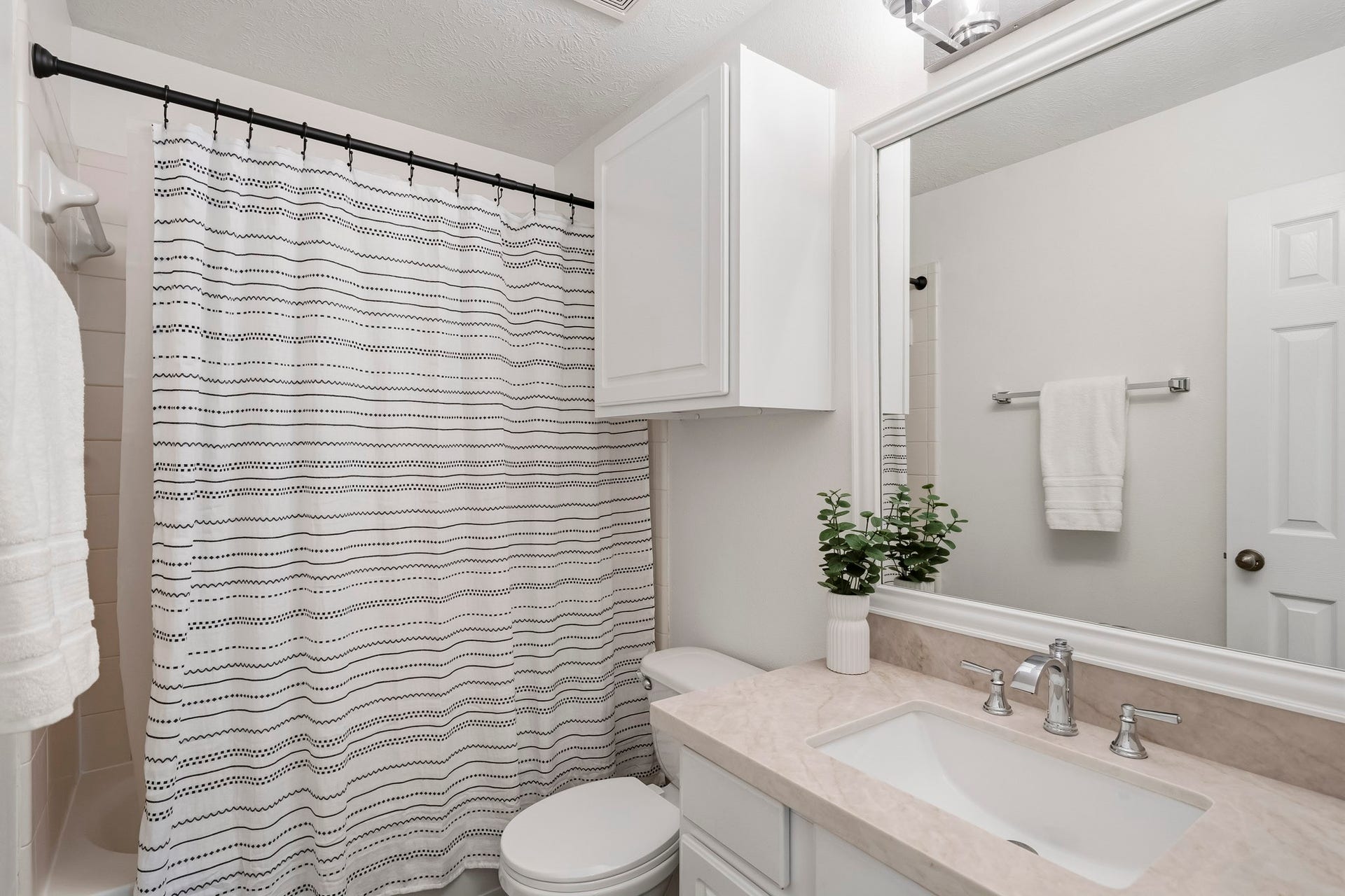 5202 Bessies Creek Trace, Fulshear, TX 77441 Situated next to the third Secondary Bedroom, this beautifully finished Full Bath offers a quartz countertop, undermount sink, medicine cabinet, and shower-tub combination. Perfectly suited for visiting family and friends, it provides both comfort and privacy for guests.