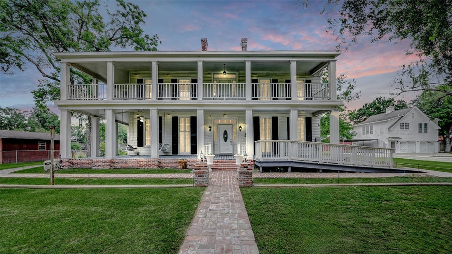 Property photo for 902 Richmond Parkway, Richmond, TX