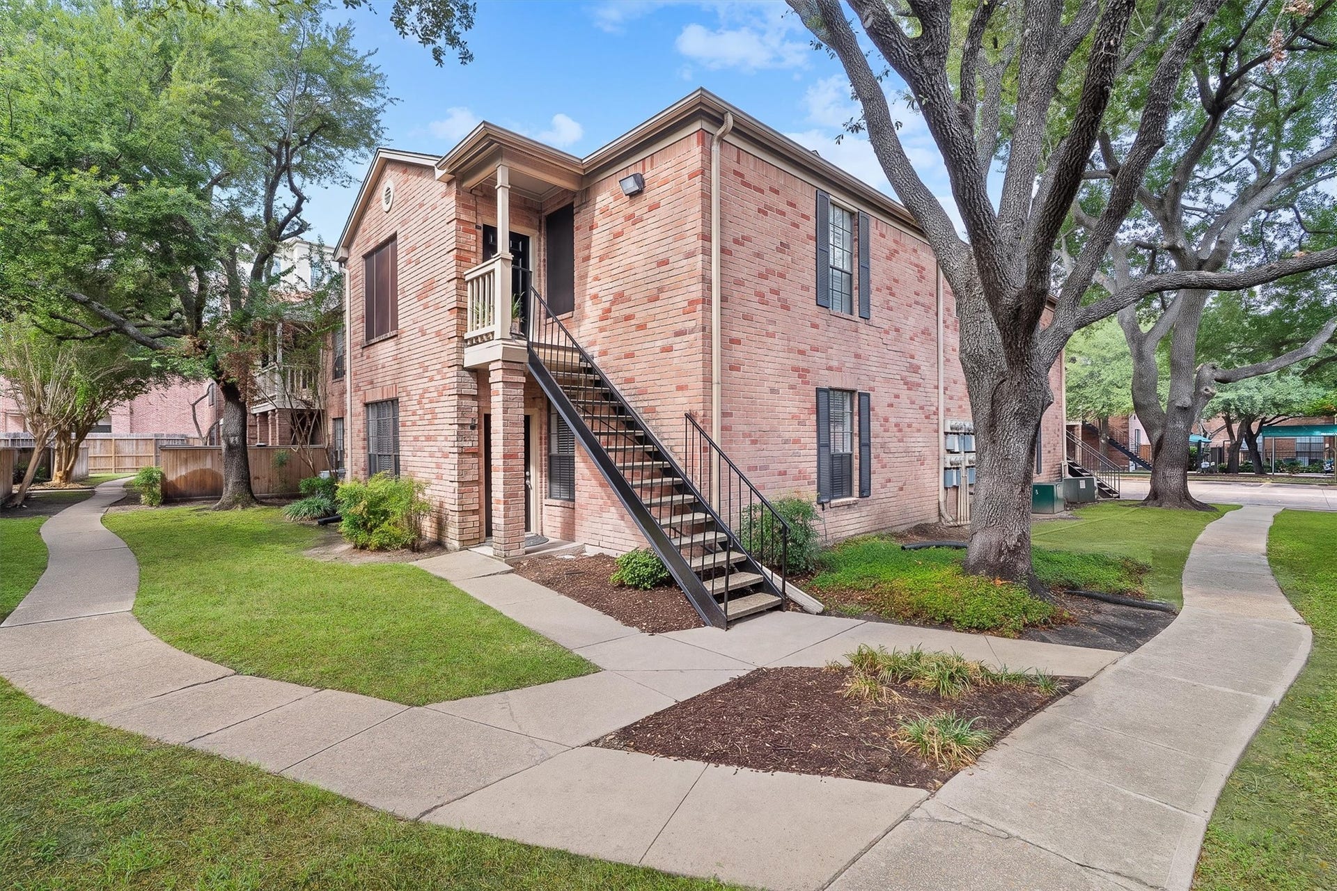 Welcome to 2255 Braeswood Park Dr #265, a spacious condo set among mature trees and established landscaping in Braeswood Park.
