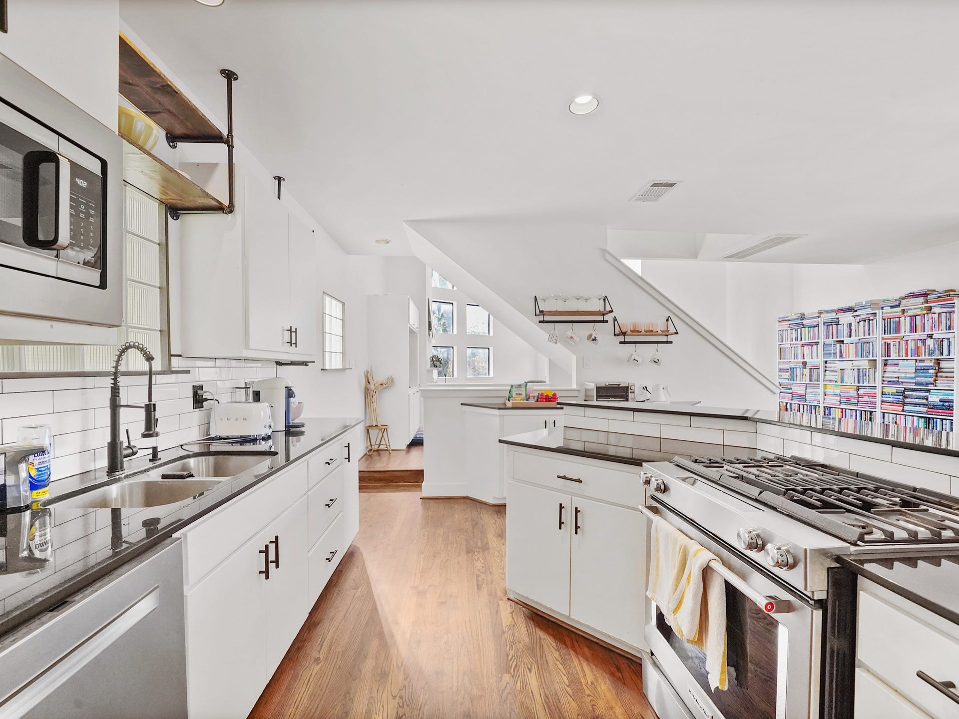 1231 Jackson Boulevard, Houston, TX 77006 This modern kitchen dazzles with sleek stainless steel appliances, seamlessly blending style and functionality for a dream culinary experience.
