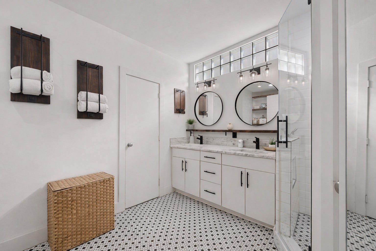 1231 Jackson Boulevard, Houston, TX 77006 Experience luxury with this primary bathroom's spacious layout, featuring elegant double sinks and modern design.