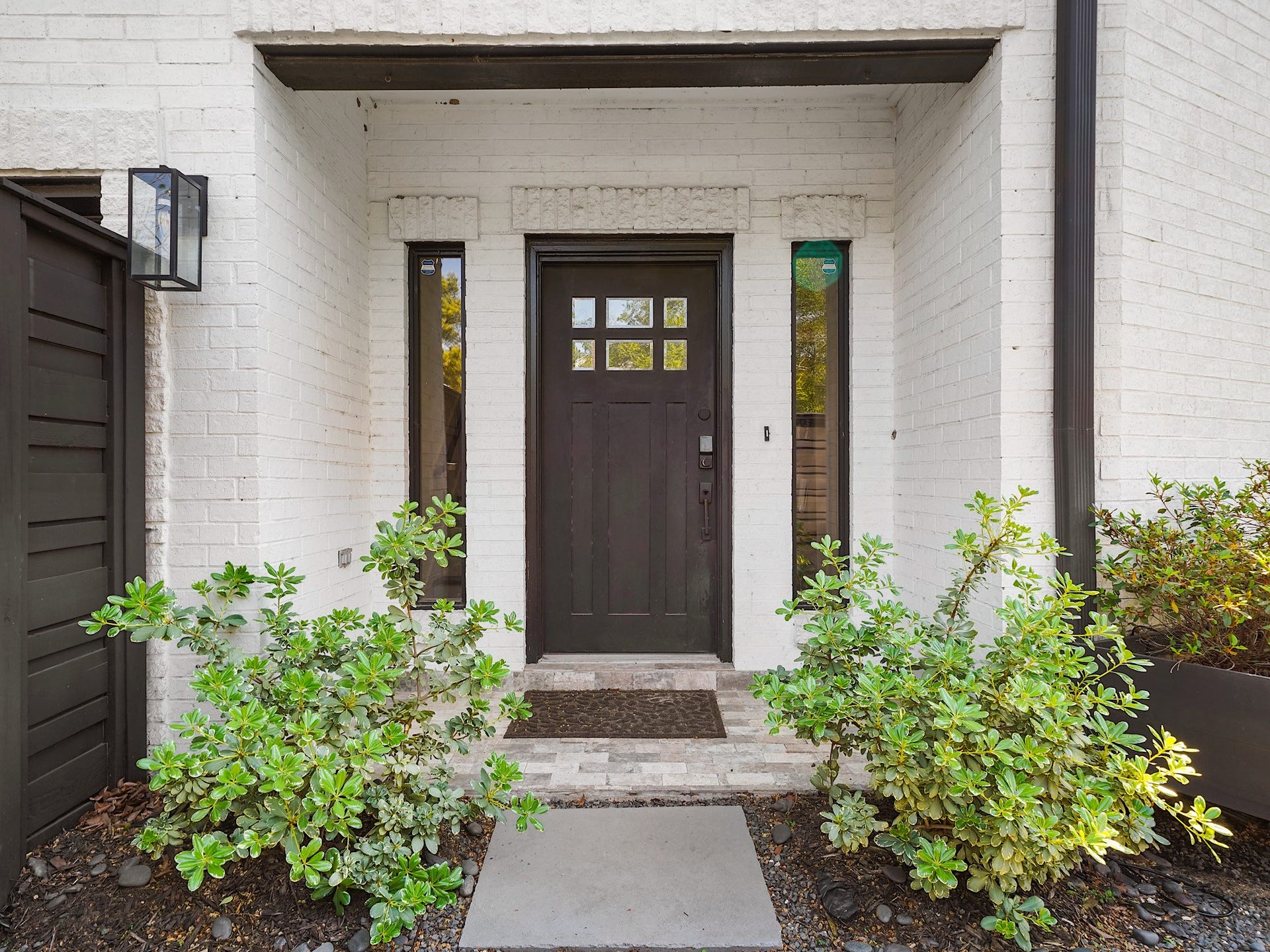 1231 Jackson Boulevard, Houston, TX 77006 This charming front door warmly welcomes you, perfectly showcasing the home's unique style and inviting character.