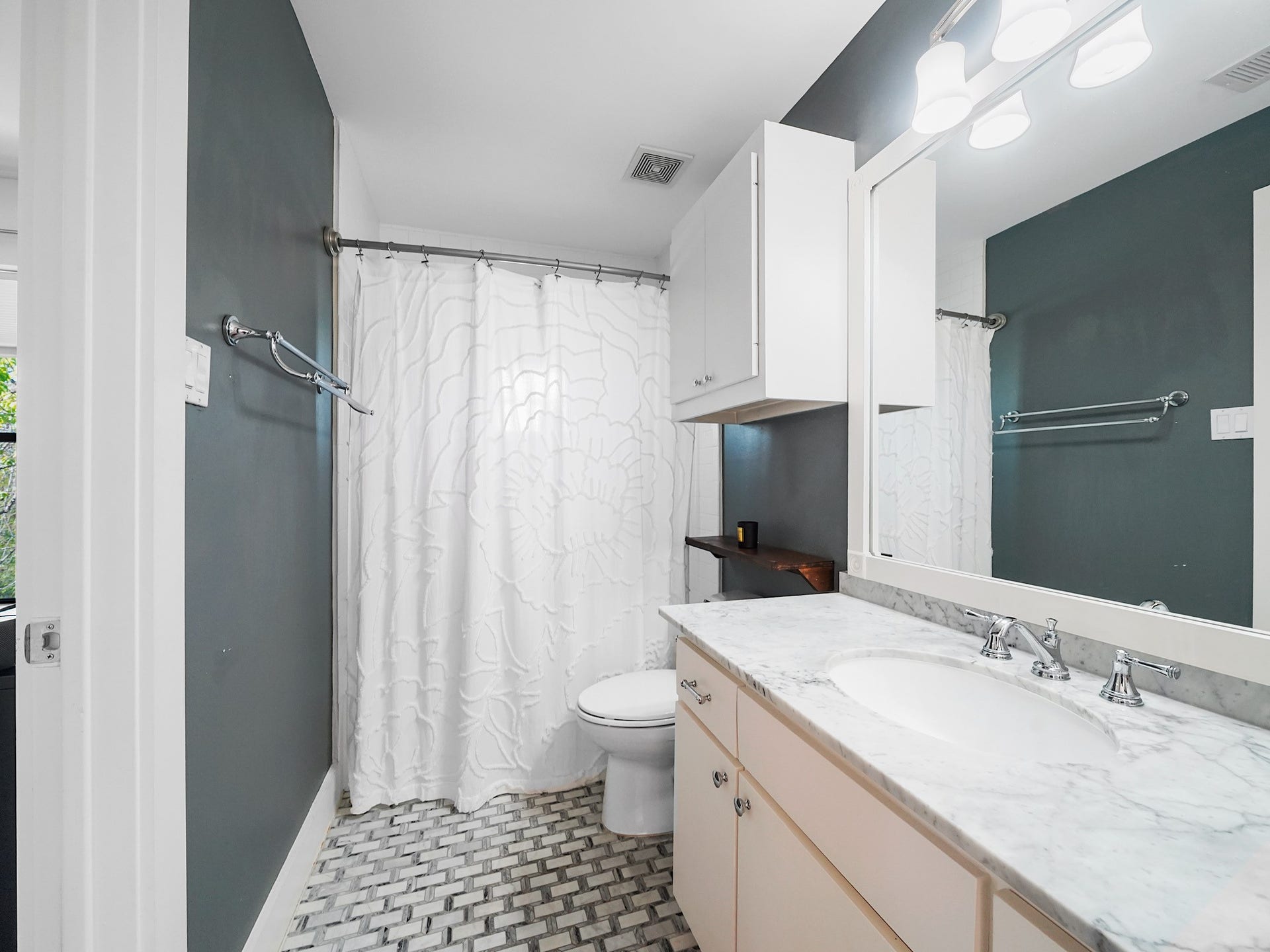 1231 Jackson Boulevard, Houston, TX 77006 This bright and functional full bath offers a welcoming space ideal for family or guests.