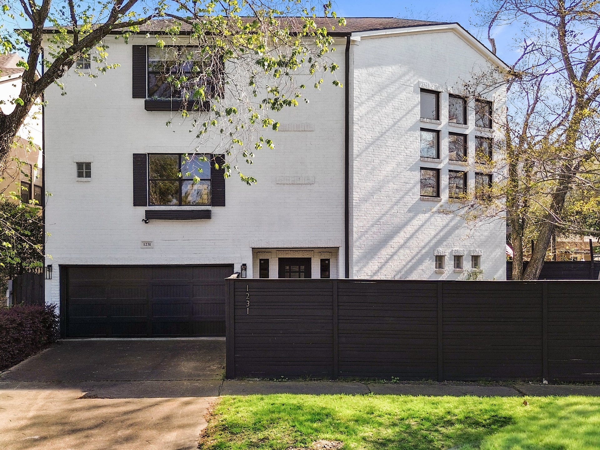 1231 Jackson Boulevard, Houston, TX 77006 Welcome to 1231 Jackson Blvda stunning, modern home with a sleek white facade, stylish black accents, and abundant natural light, offering both elegance and privacy in a desirable location.