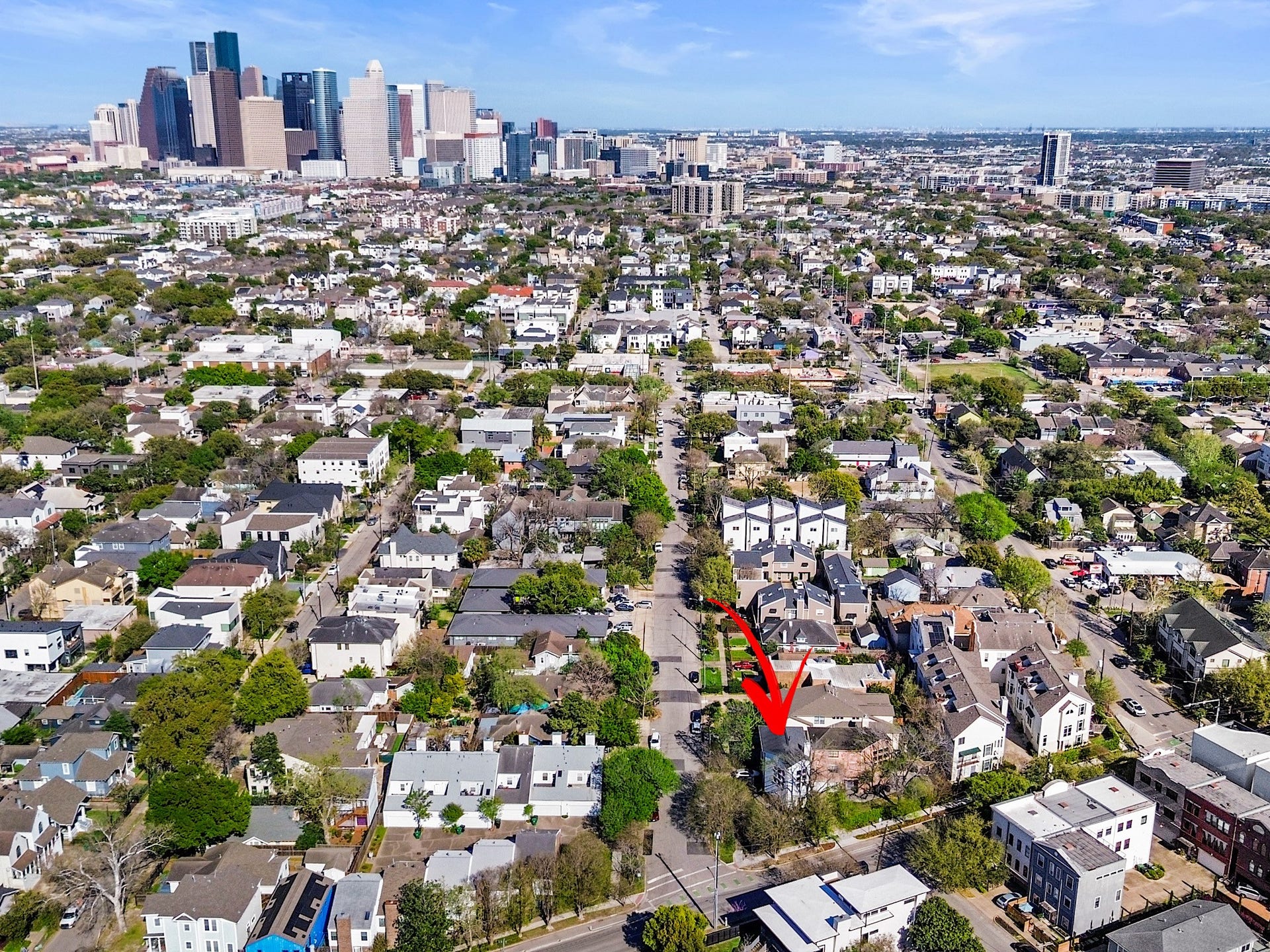 1231 Jackson Boulevard, Houston, TX 77006 Discover your dream home nestled in a vibrant neighborhood with a stunning Downtown skyline backdrop, perfectly balancing urban excitement and suburban tranquility.