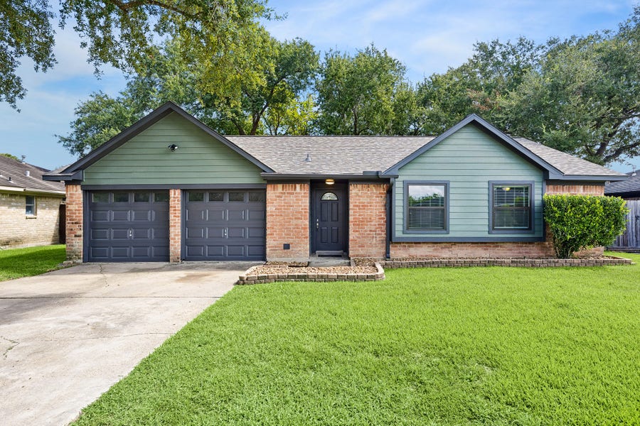 Property photo for 1605 Cypress Hollow Street, Pearland, TX
