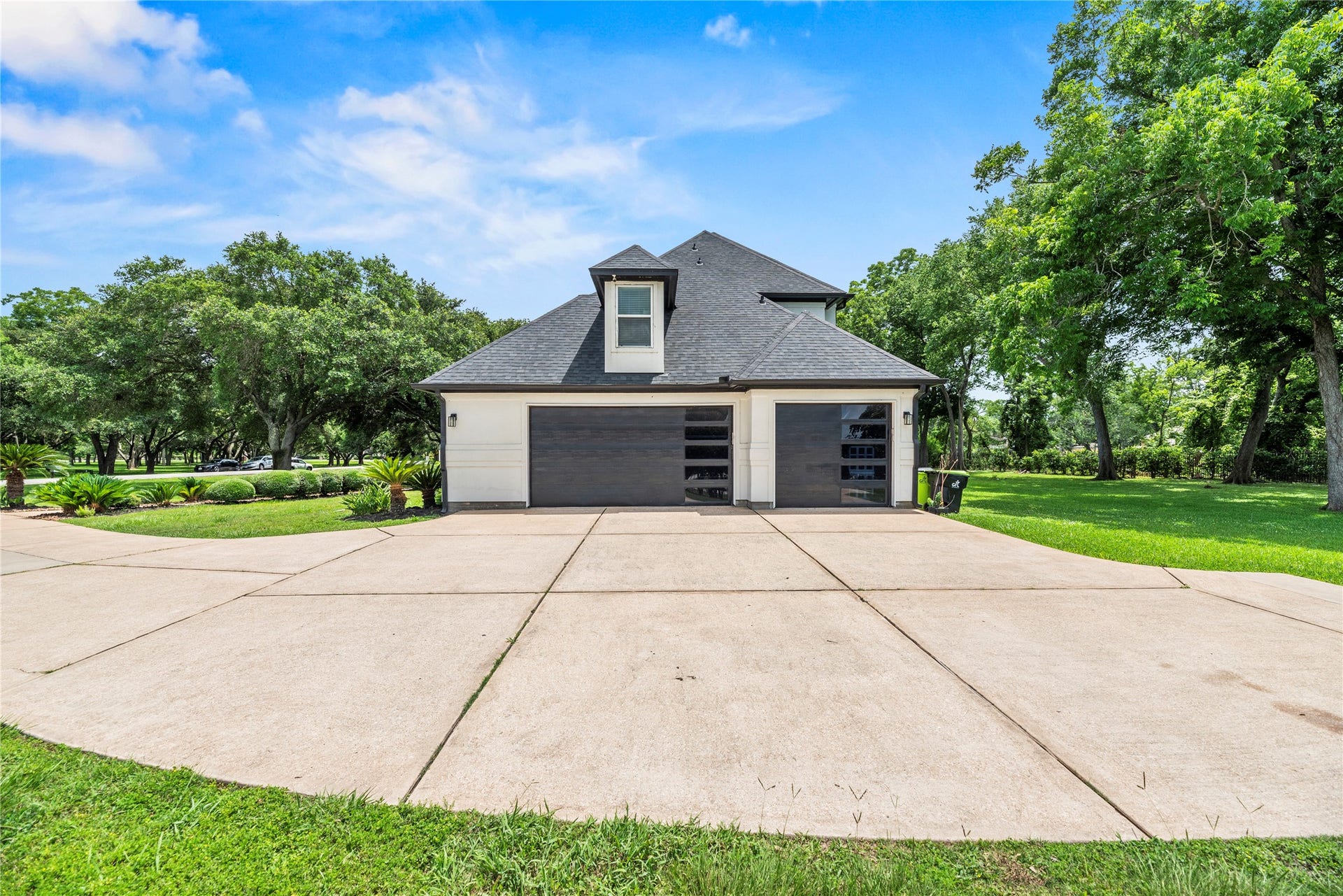23 Westpoint Drive, Missouri City, TX 77459 Spacious three-car garage and extended motor court provide ample parking for family and guests.