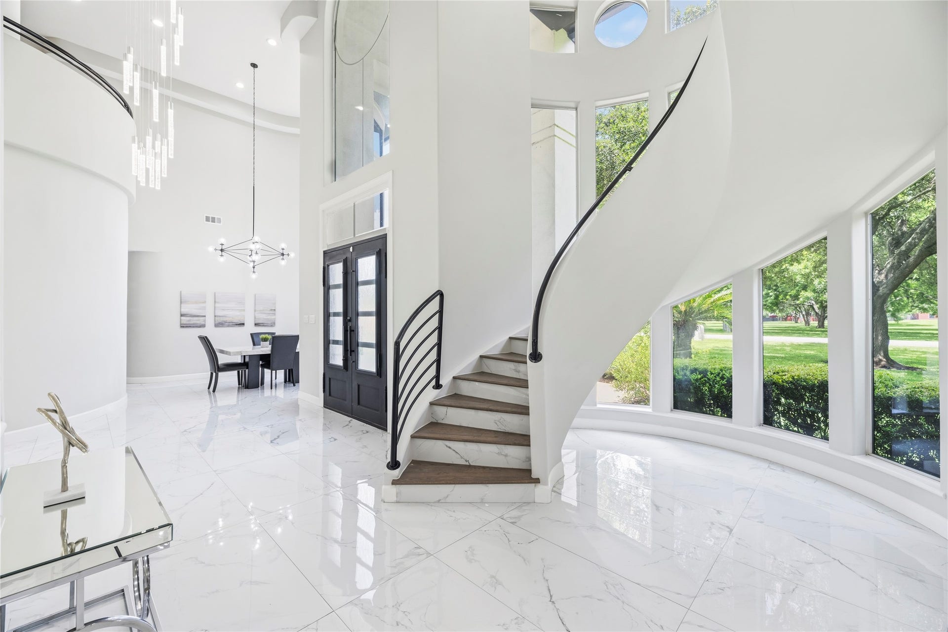 23 Westpoint Drive, Missouri City, TX 77459 Statement curved staircase and grand entry create a stunning first impression.