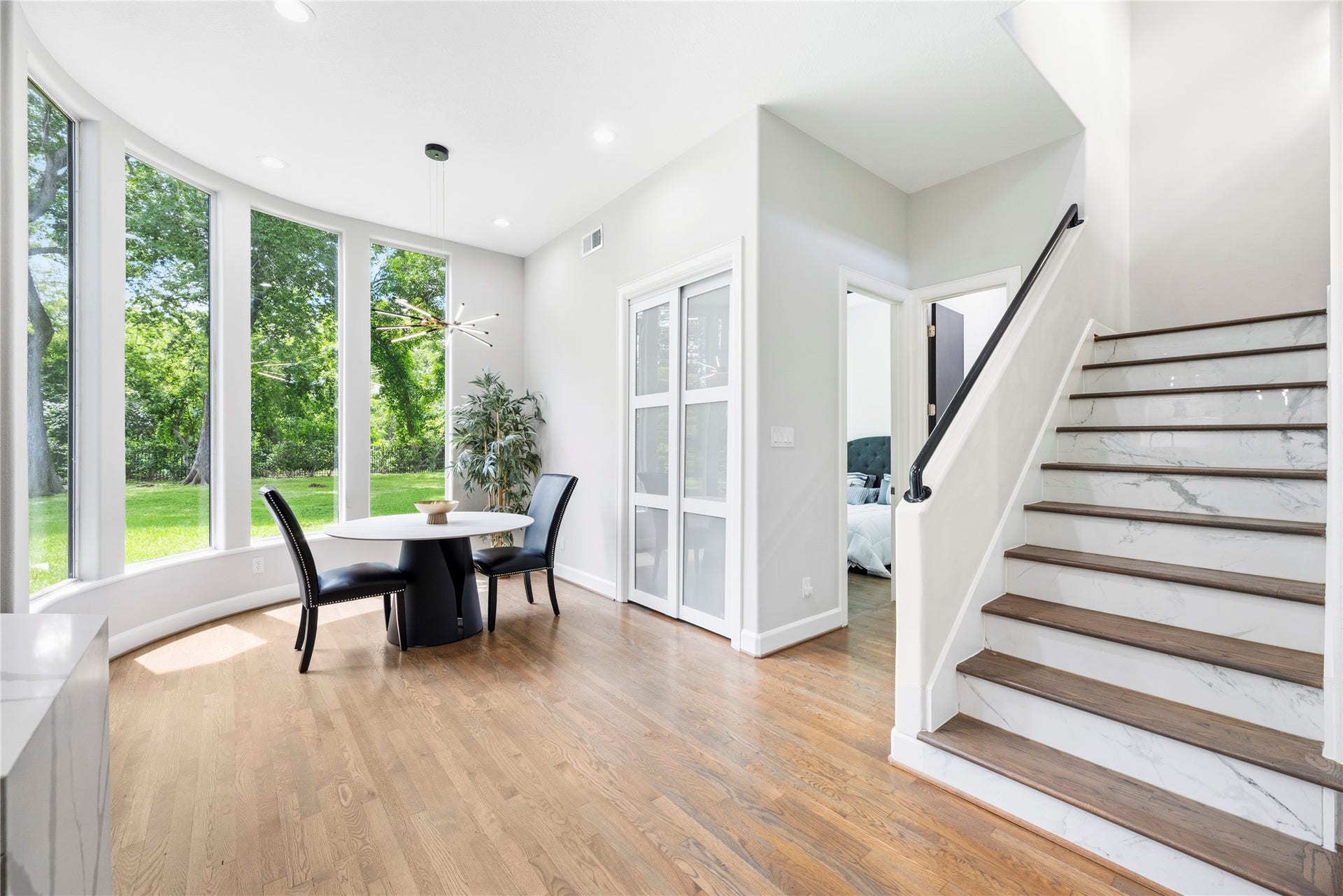 23 Westpoint Drive, Missouri City, TX 77459 Sunlit breakfast nook with floor-to-ceiling windows and tranquil views of the expansive grounds.