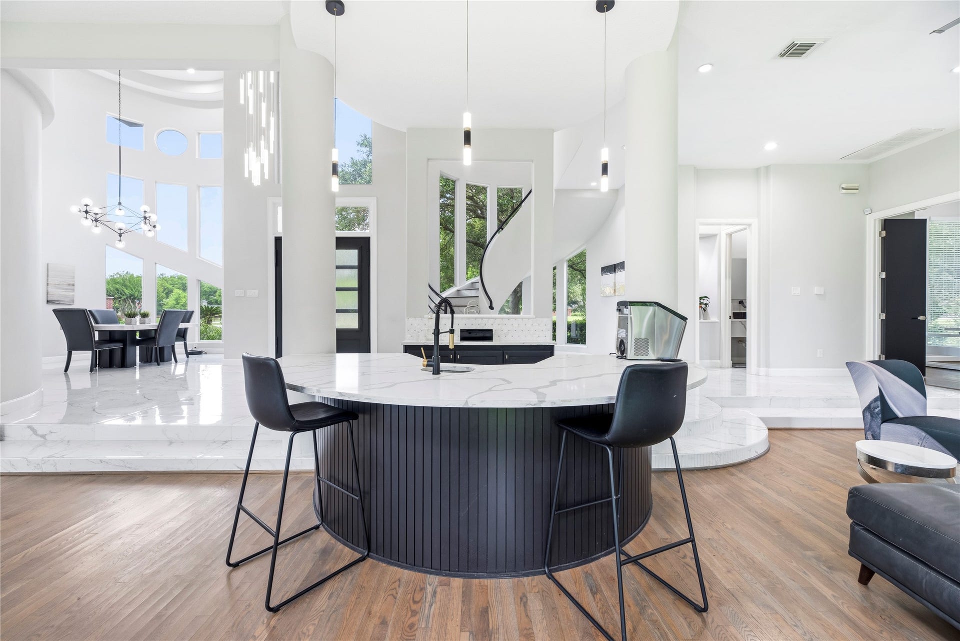 23 Westpoint Drive, Missouri City, TX 77459 Sophisticated entertaining bar and oversized quartz island, showcasing custom finishes and serving as the centerpiece of the home's open-concept living spaces.