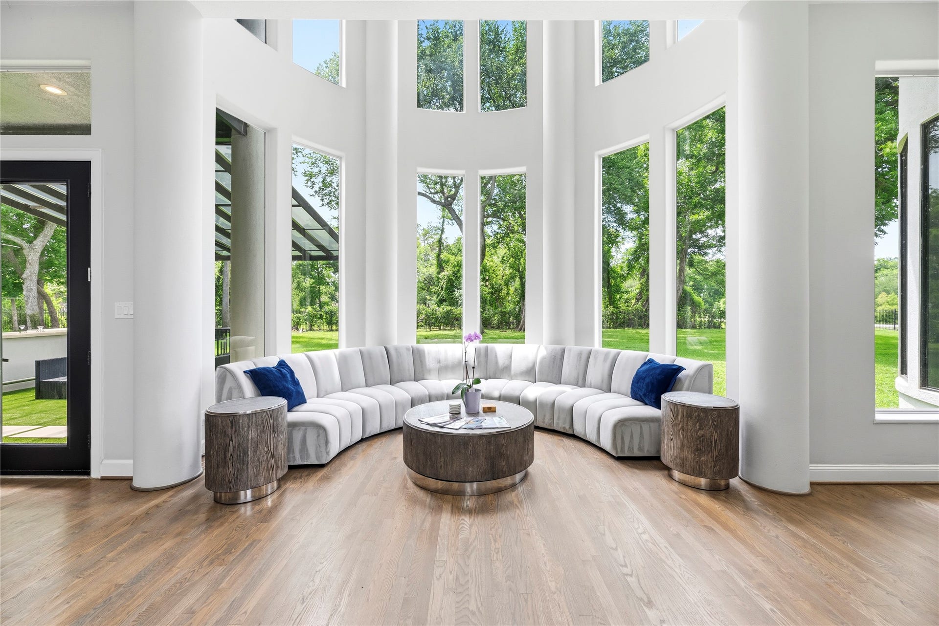 23 Westpoint Drive, Missouri City, TX 77459 Elegant sitting area framed by soaring windows and serene views of the private backyard.