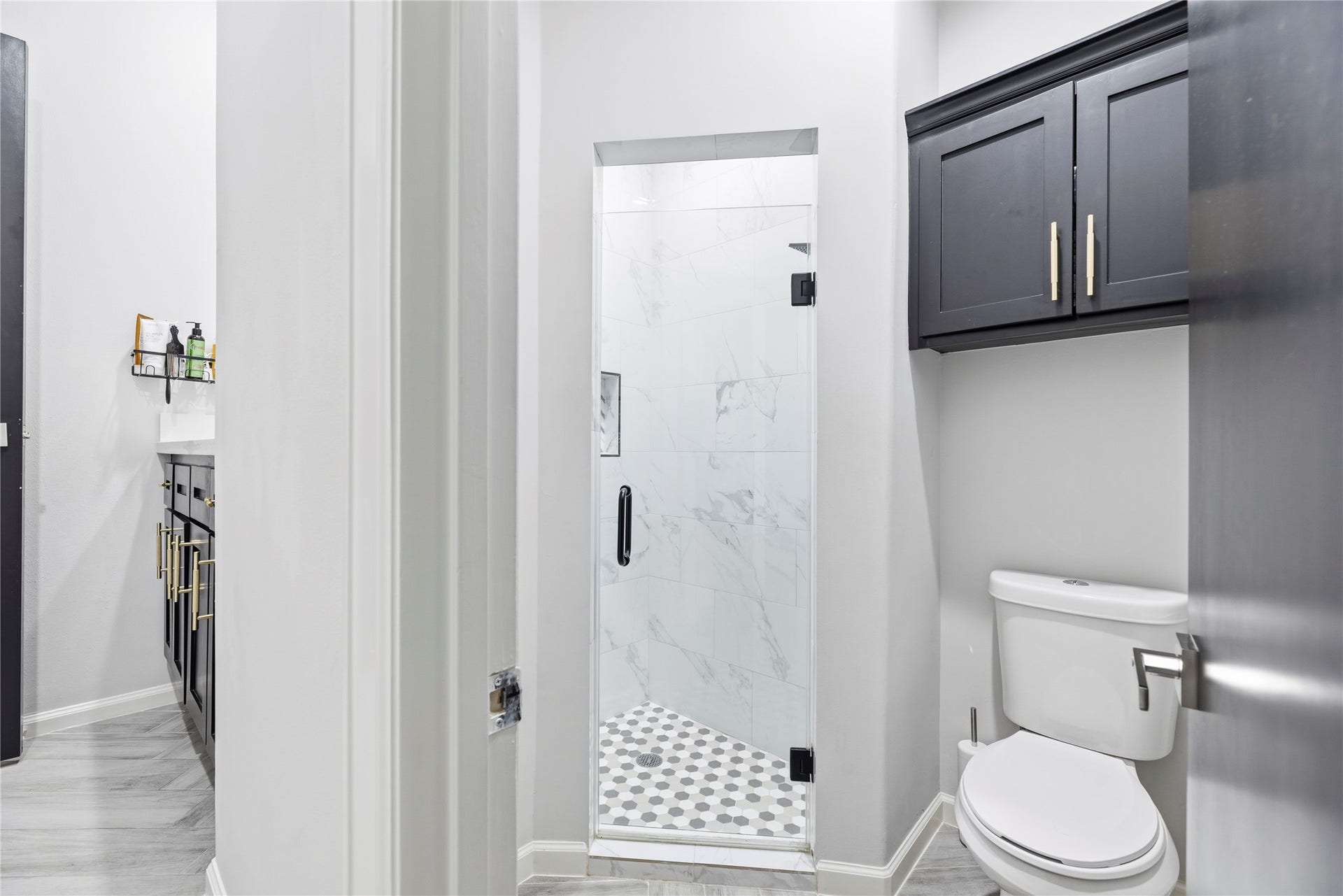 23 Westpoint Drive, Missouri City, TX 77459 Stylish private bath featuring designer finishes and a glass-enclosed shower.