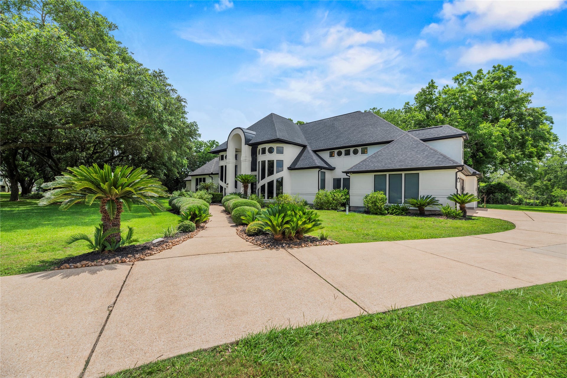 23 Westpoint Drive, Missouri City, TX 77459 Grand architectural presence with mature landscaping, and timeless curb appeal on an expansive homesite.