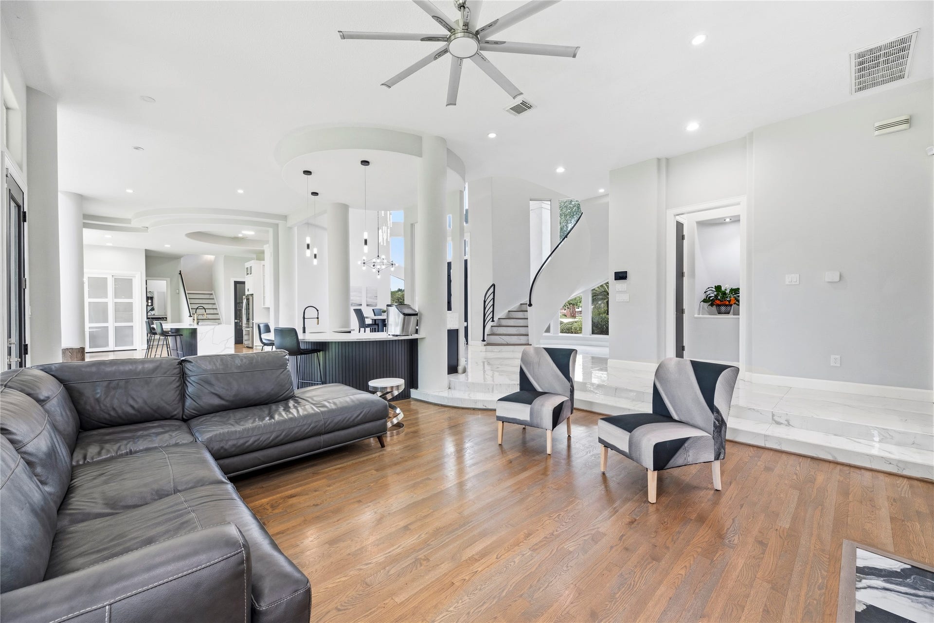 23 Westpoint Drive, Missouri City, TX 77459 Open-concept layout ideal for family living and entertaining.