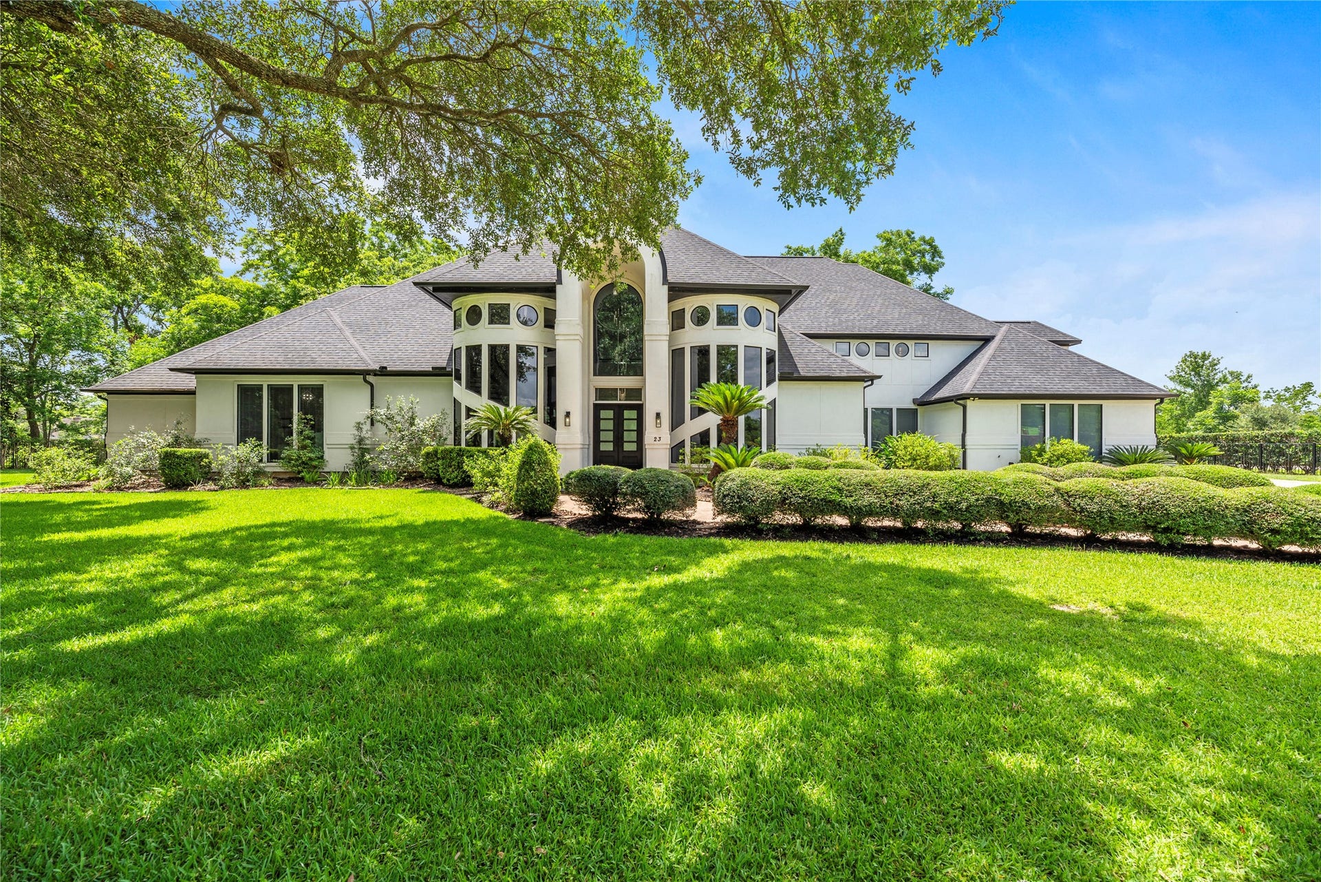 23 Westpoint Drive, Missouri City, TX 77459 Discover this exquisite home featuring sleek modern architecture, expansive windows, and a perfectly manicured lawn.