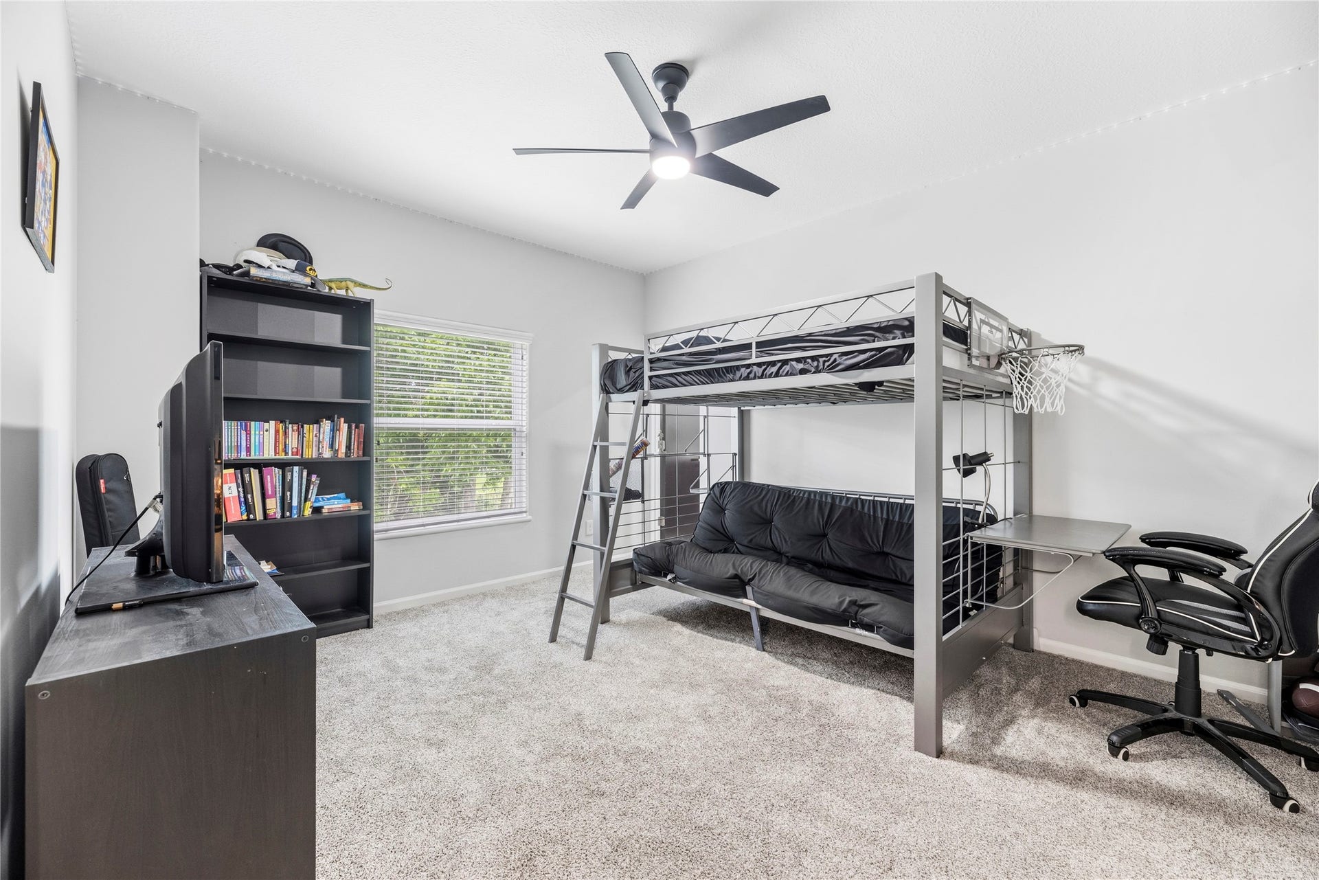 23 Westpoint Drive, Missouri City, TX 77459 Versatile bedroom with ample space for study, play, and relaxation.
