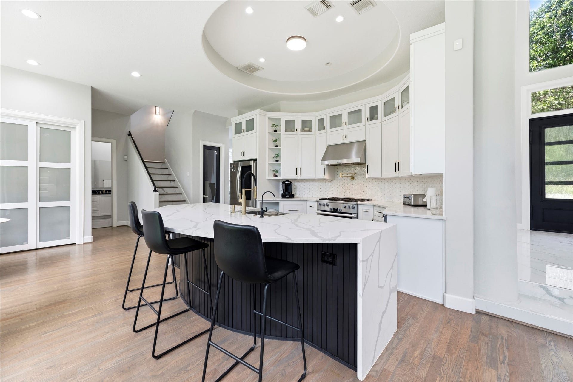 23 Westpoint Drive, Missouri City, TX 77459 Expansive island seating and seamless flow into the main living spaces.