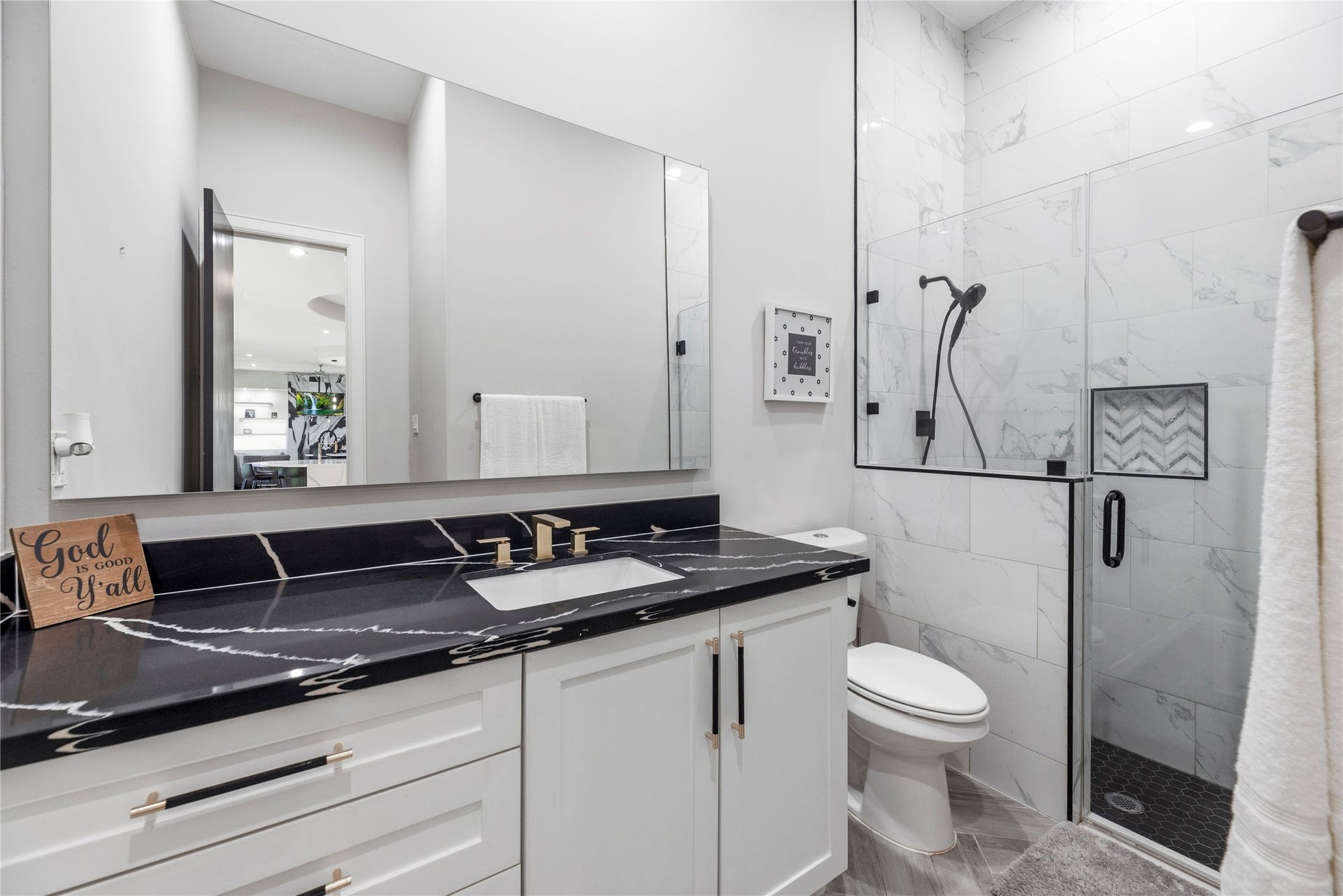 23 Westpoint Drive, Missouri City, TX 77459 Beautifully appointed full bath conveniently located near the guest suite.