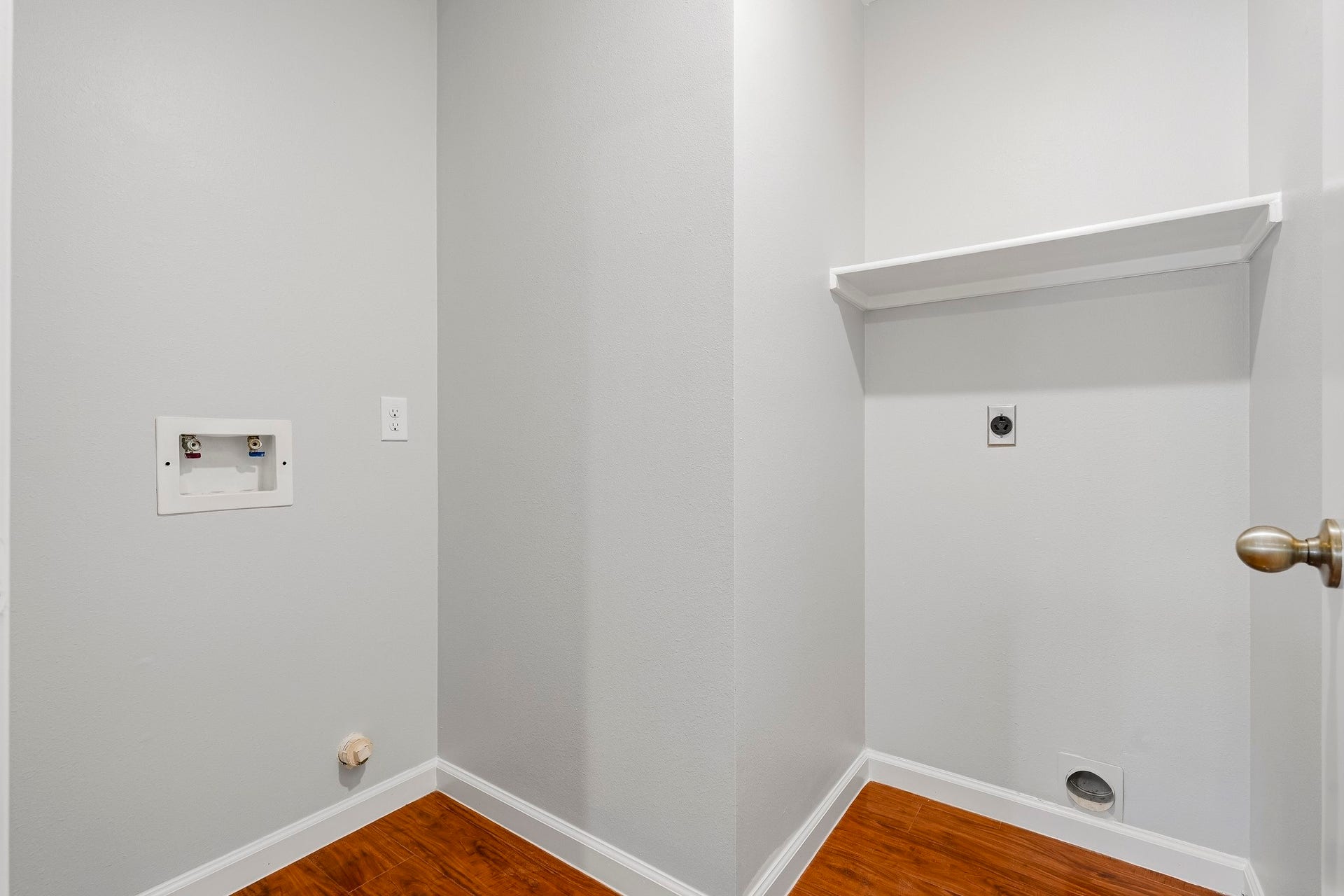 5815 Red River Drive, Dickinson, TX 77539 Laundry room