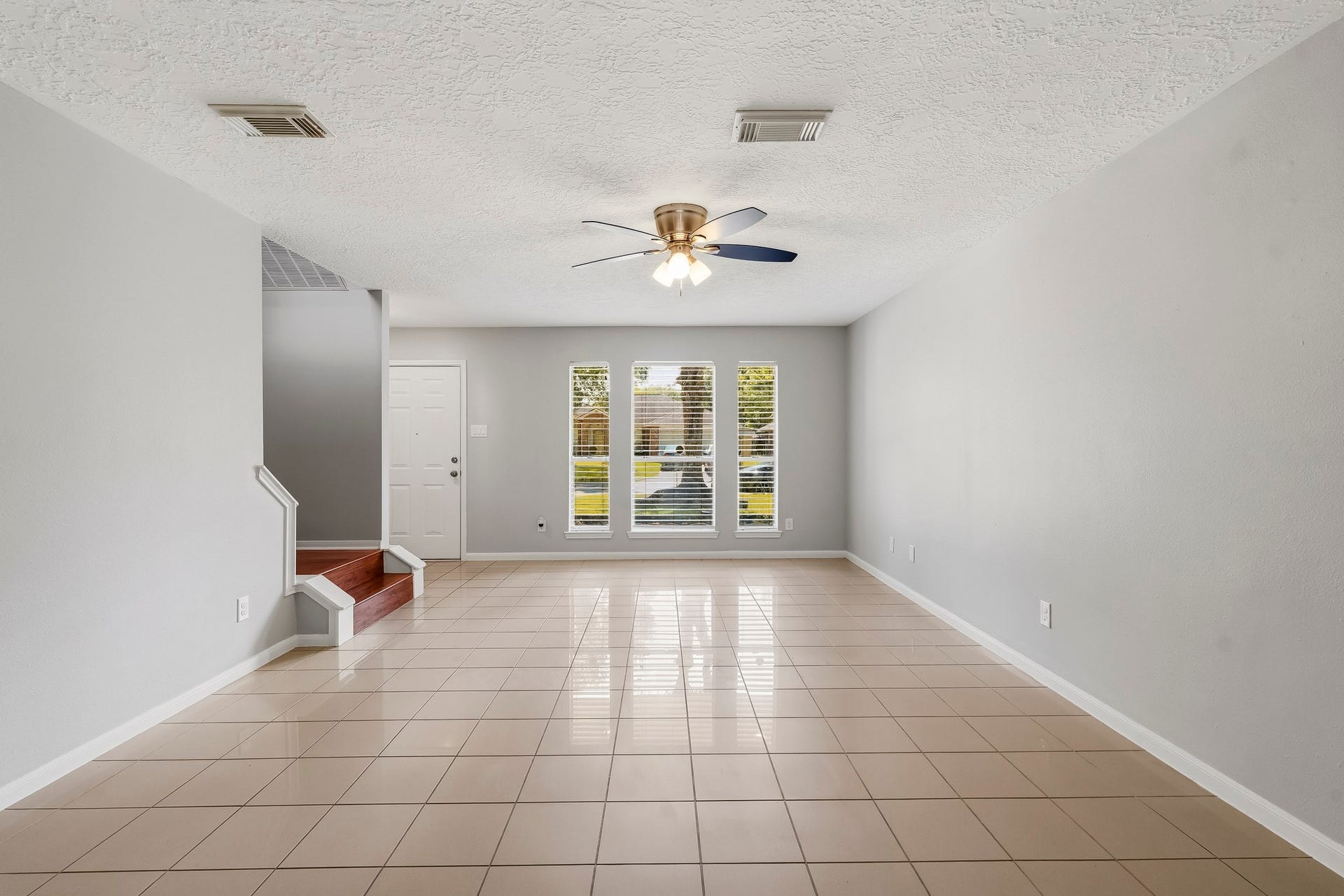 5815 Red River Drive, Dickinson, TX 77539 Living room