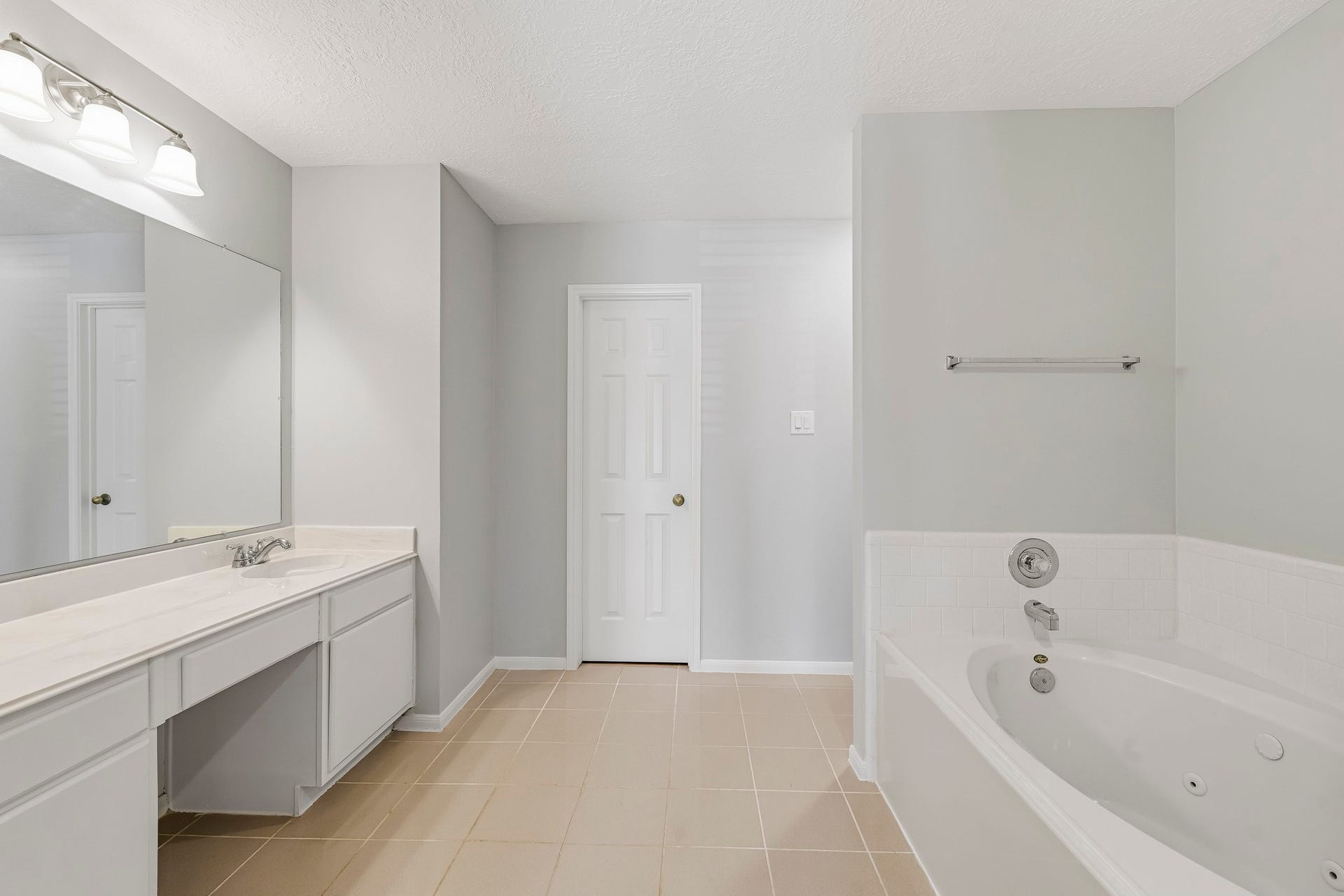 5815 Red River Drive, Dickinson, TX 77539 Primary en-suite bath
