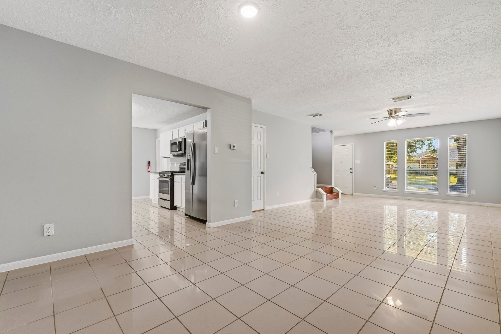 5815 Red River Drive, Dickinson, TX 77539 Living room