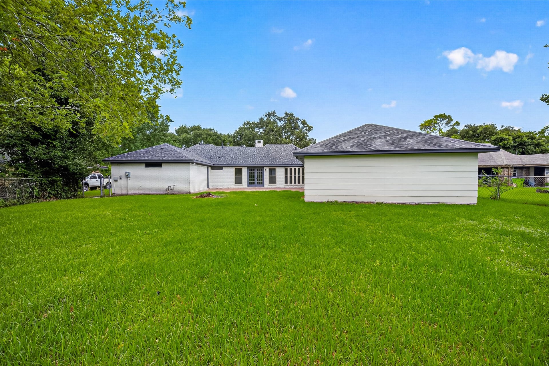 Spacious backyard offers plenty of
room for a future swimming pool,
gardening, or outdoor entertaining