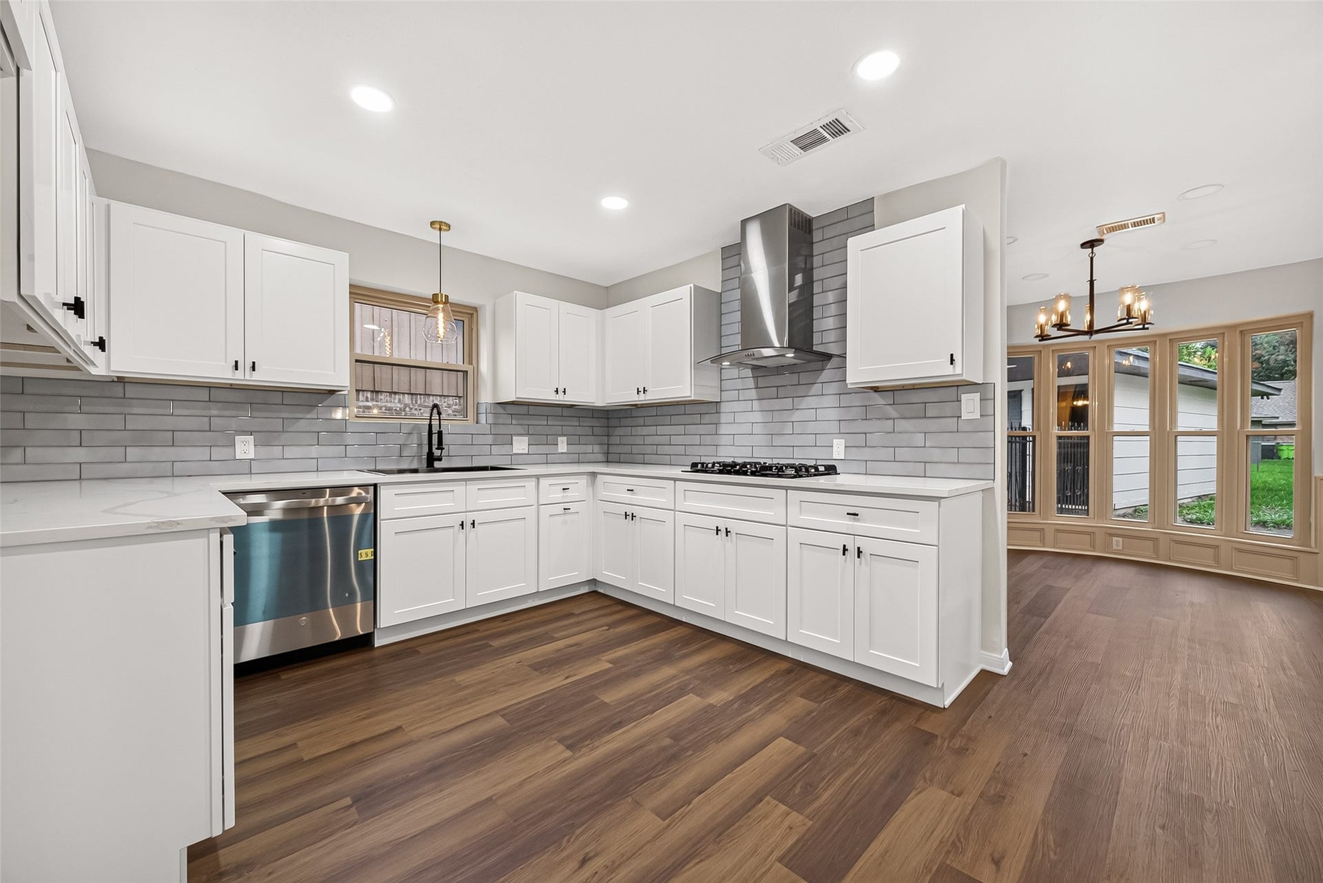 Modern kitchen featuring a
beautiful new backsplash, 3cm
quartz countertops, and soft-close
cabinets