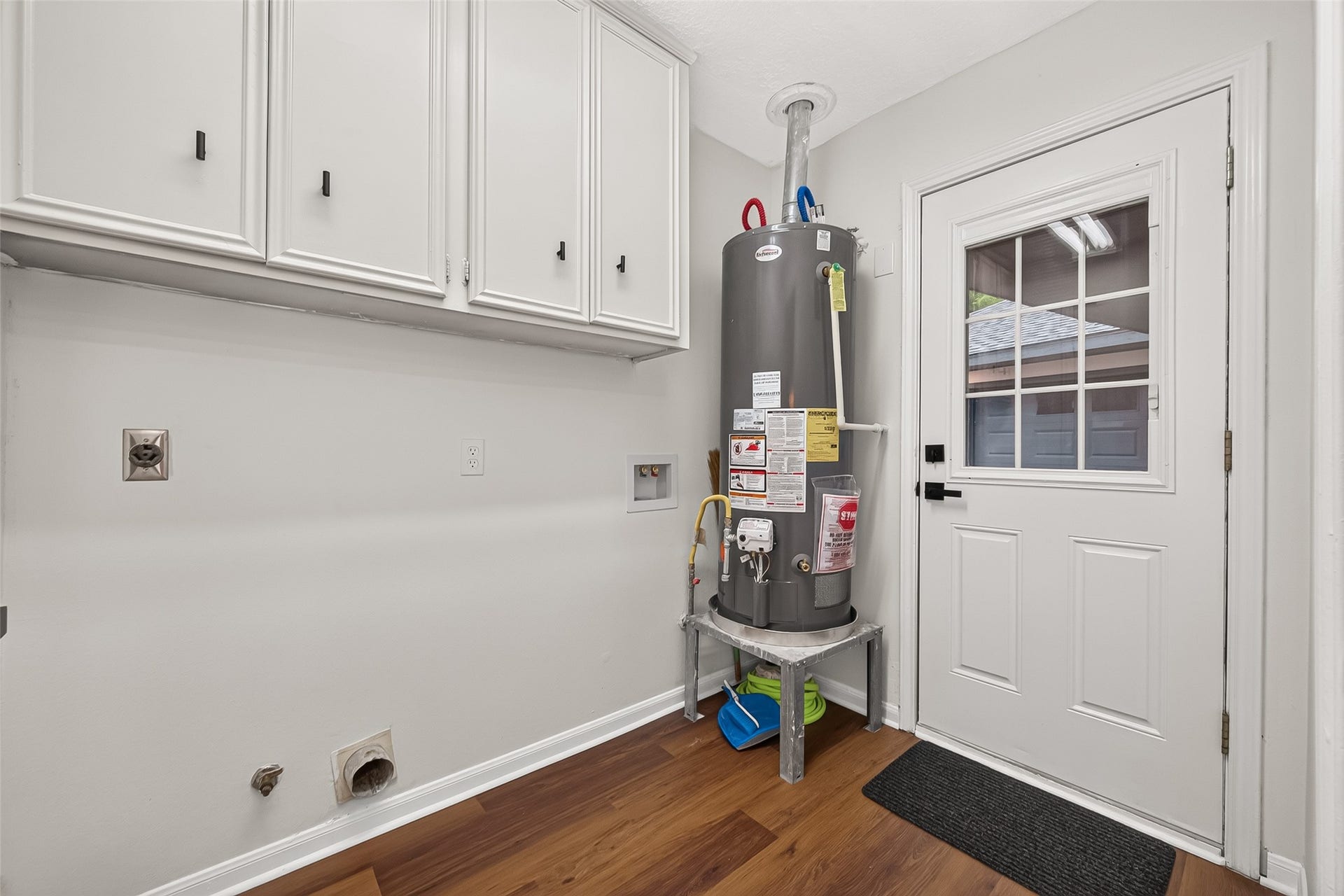 Mud room with a convenient half
bath and direct access to the
backyard for easy outdoor entry