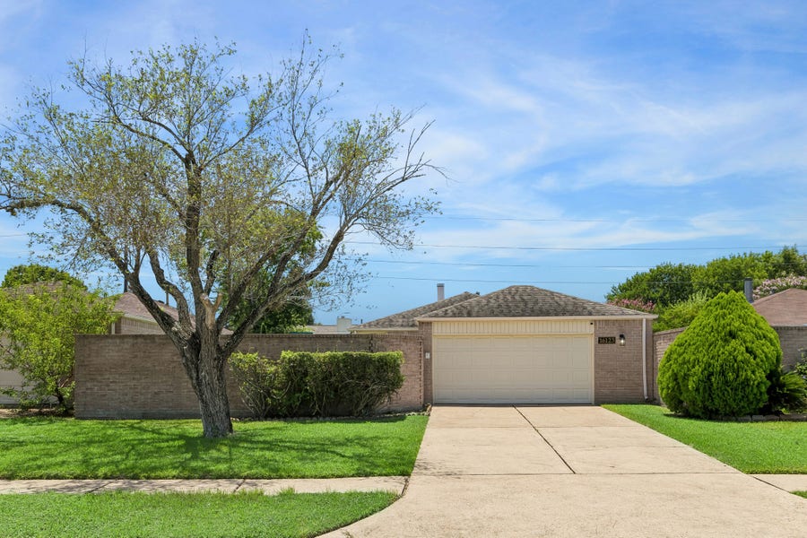 Property photo for 16123 Camino Del Sol Drive, Houston, TX