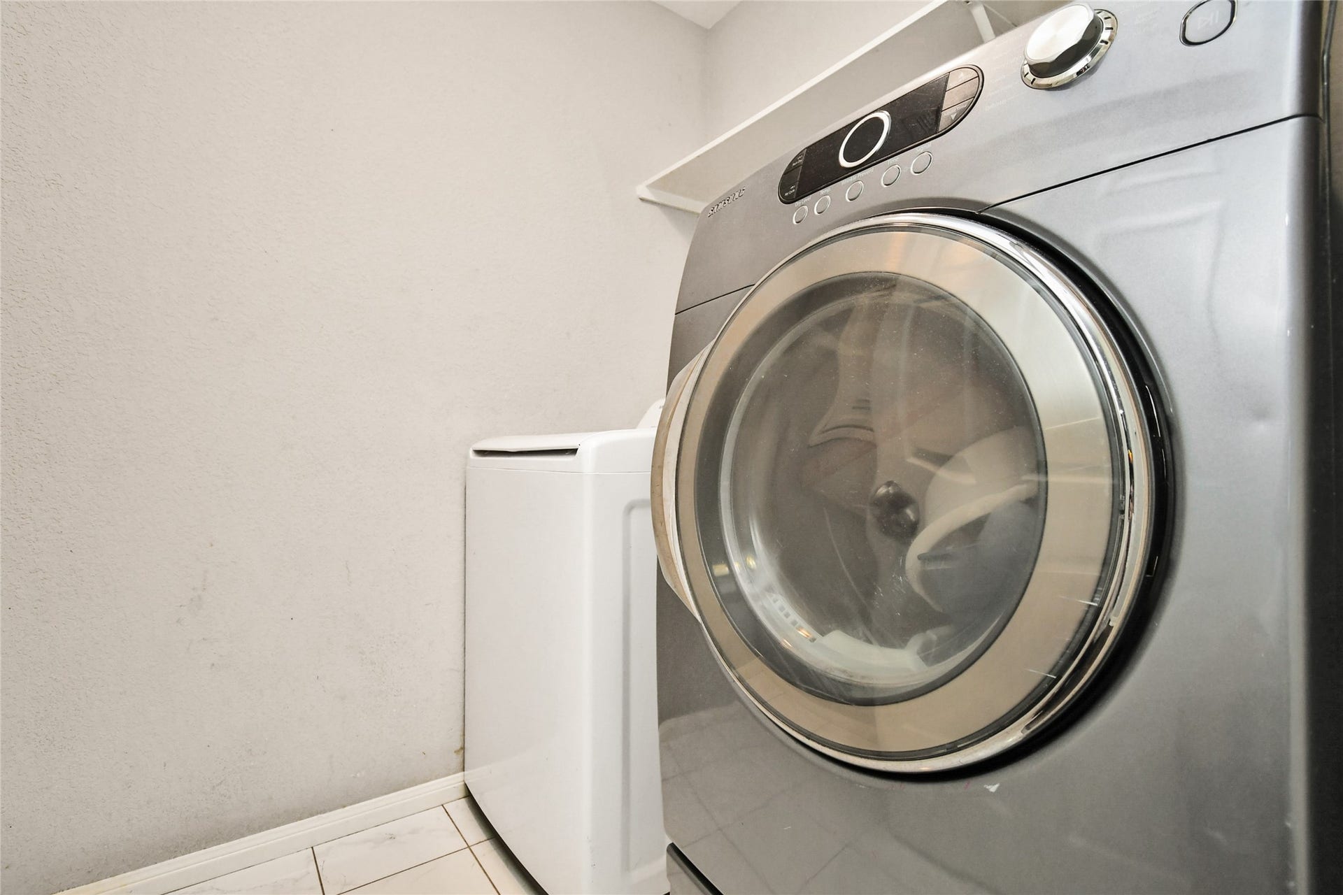 2319 Blue Reef Drive, Katy, TX 77449 Convenient laundry area with washer and dryer hookups included.
