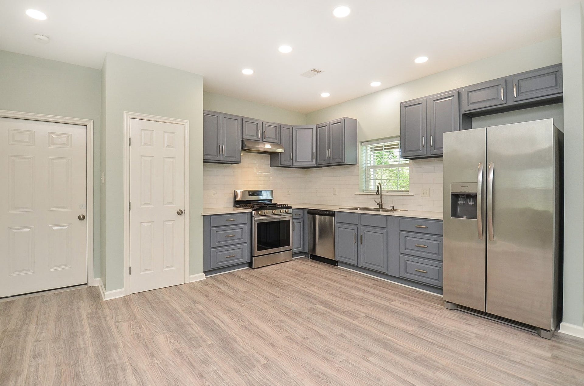 What a cozy, fully equipped kitchen space for meals of any size --- from breakfasts to lunch snacks and even fine dining when entertaining!