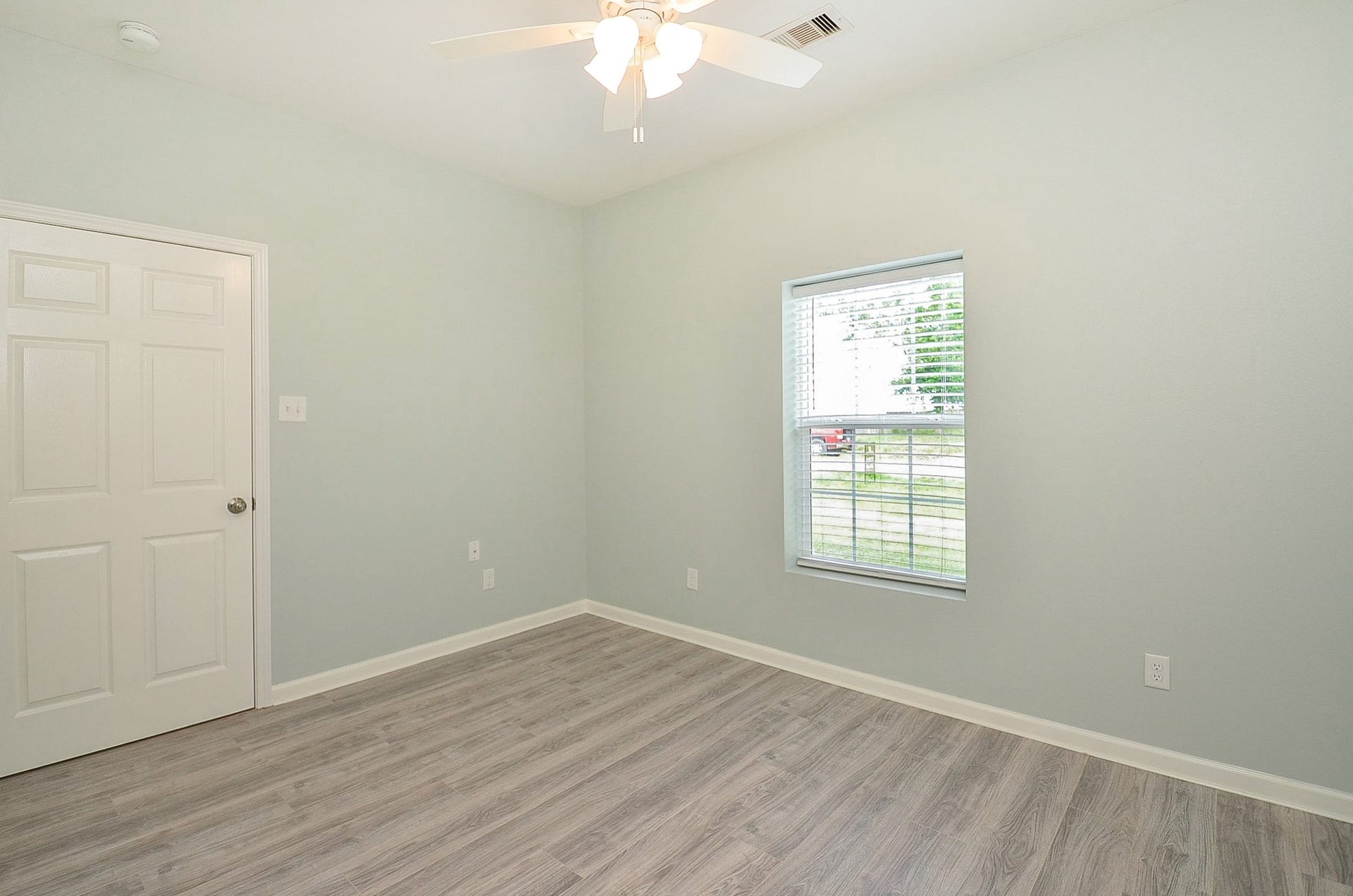 Nice natural lighting adds to the comfort of the primary suite?