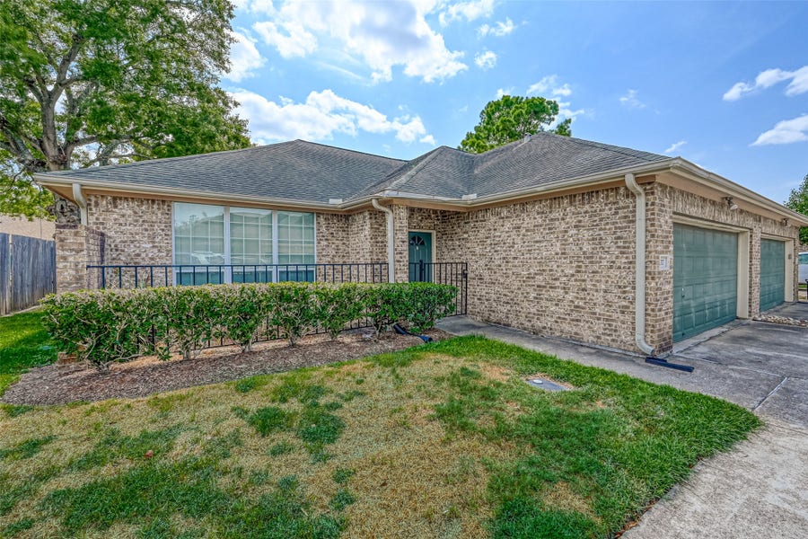 Property photo for 717 CEDARWOOD, Friendswood, TX