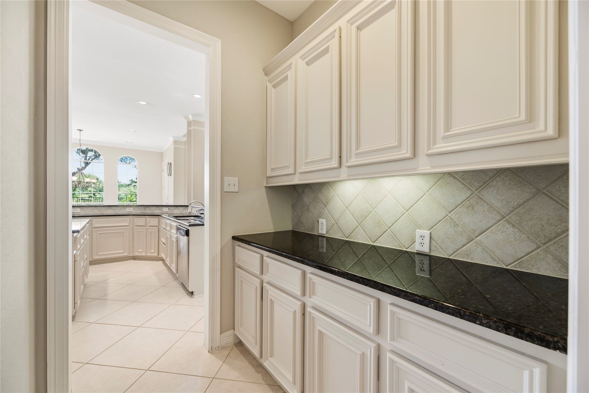 12103 Cypress Creek Lakes Drive, Cypress, TX 77433 Butlers pantry.