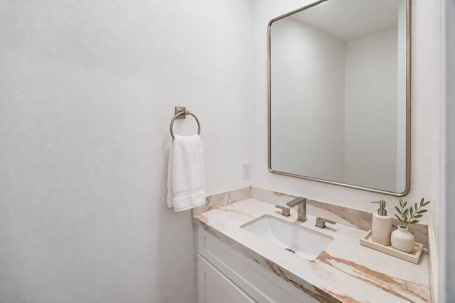 5310 Salina Street, Houston, TX 77026 Convenient and well thought out powder bath on the first floor.