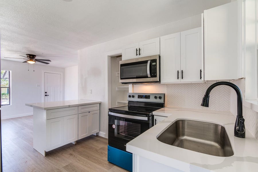 Property photo for 1105 N Valderas Street, Angleton, TX