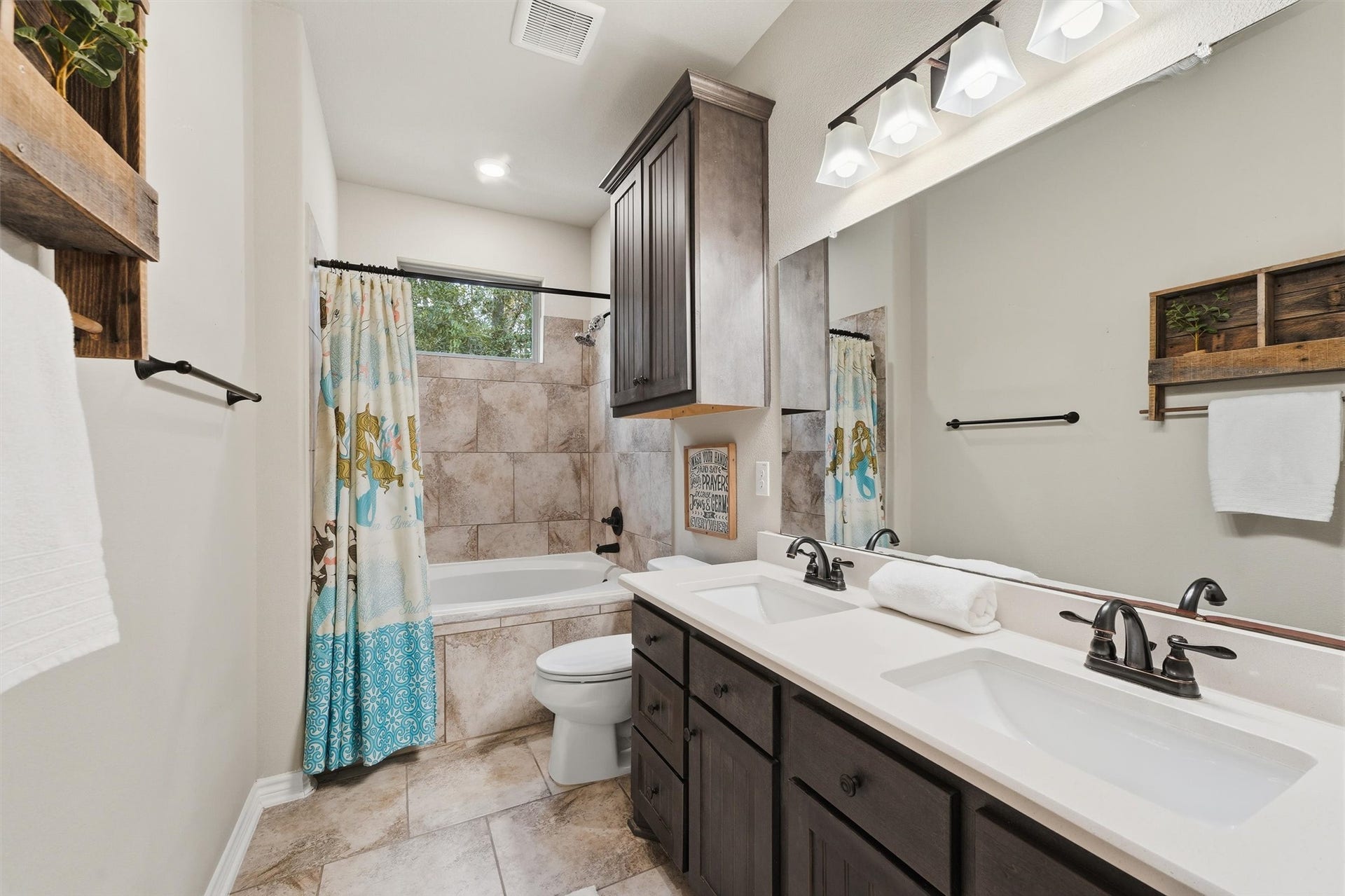 This is the second full bathroom.  Two sinks and a large garden tub.